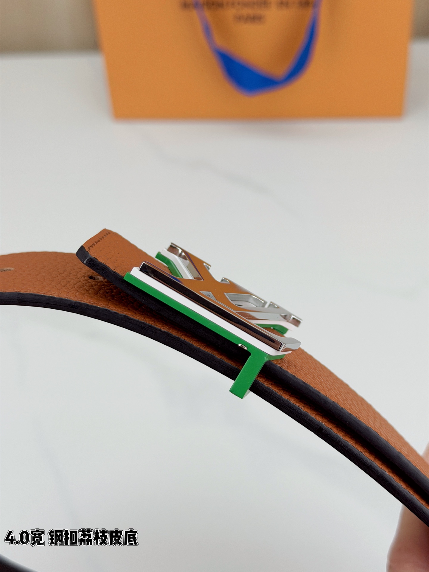 ✨ 4.0cm宽幅荔枝纹皮带，甄选头层牛皮，触感细腻柔韧，耐用又高级。精钢打造的标志性LV扣，光泽莹润不