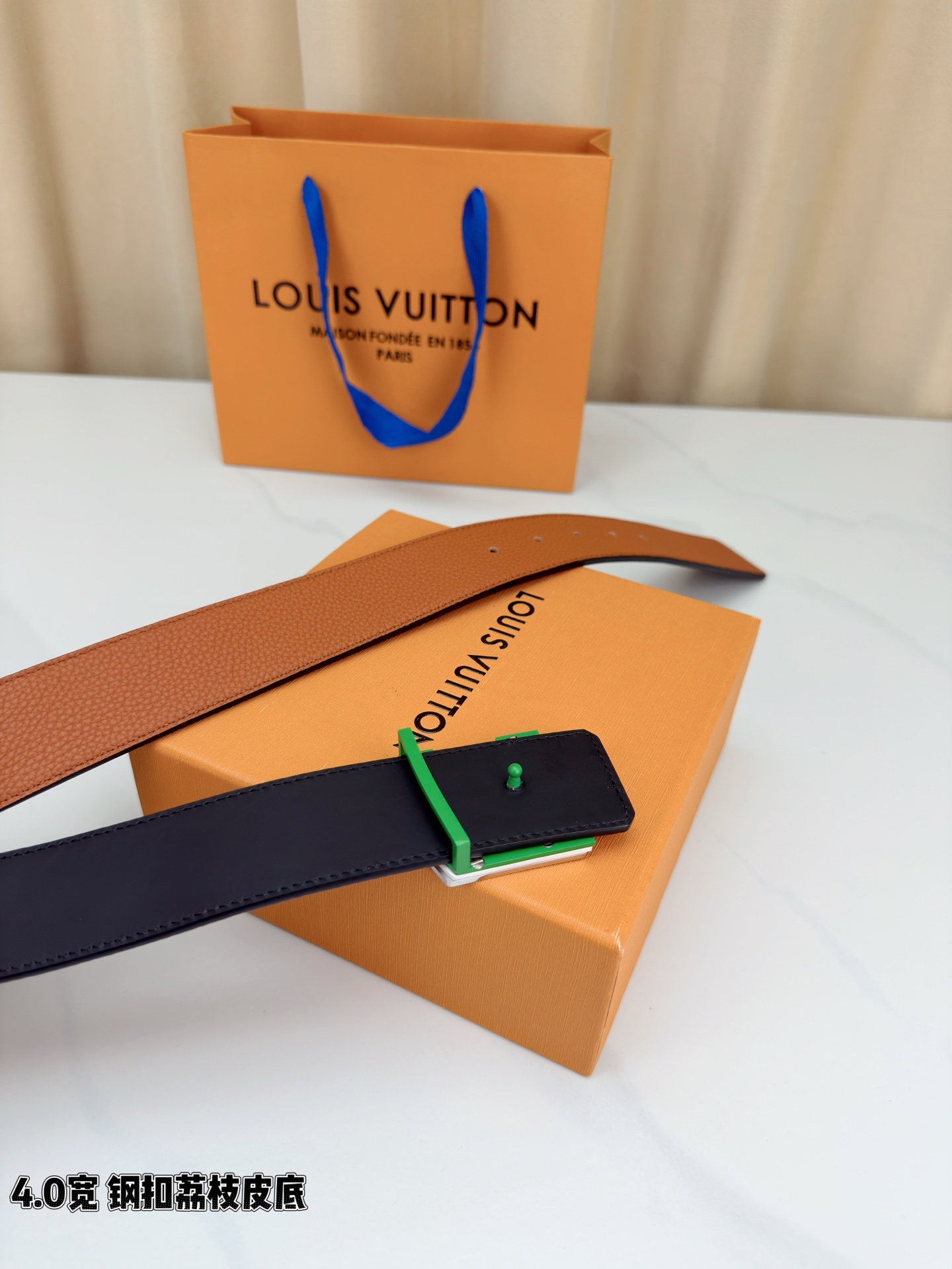 ✨ 4.0cm宽幅荔枝纹皮带，甄选头层牛皮，触感细腻柔韧，耐用又高级。精钢打造的标志性LV扣，光泽莹润不
