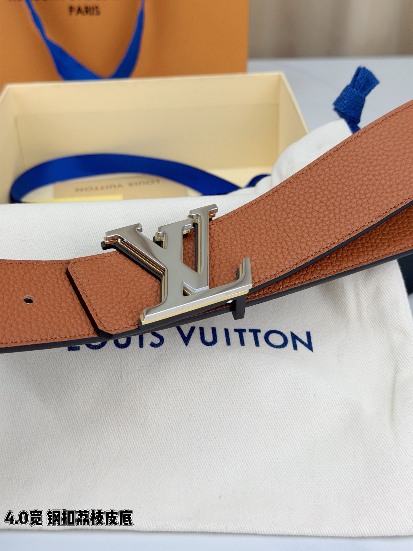 ✨ 4.0cm宽幅荔枝纹皮带，甄选头层牛皮，触感细腻柔韧，耐用又高级。精钢打造的标志性LV扣，光泽莹润不