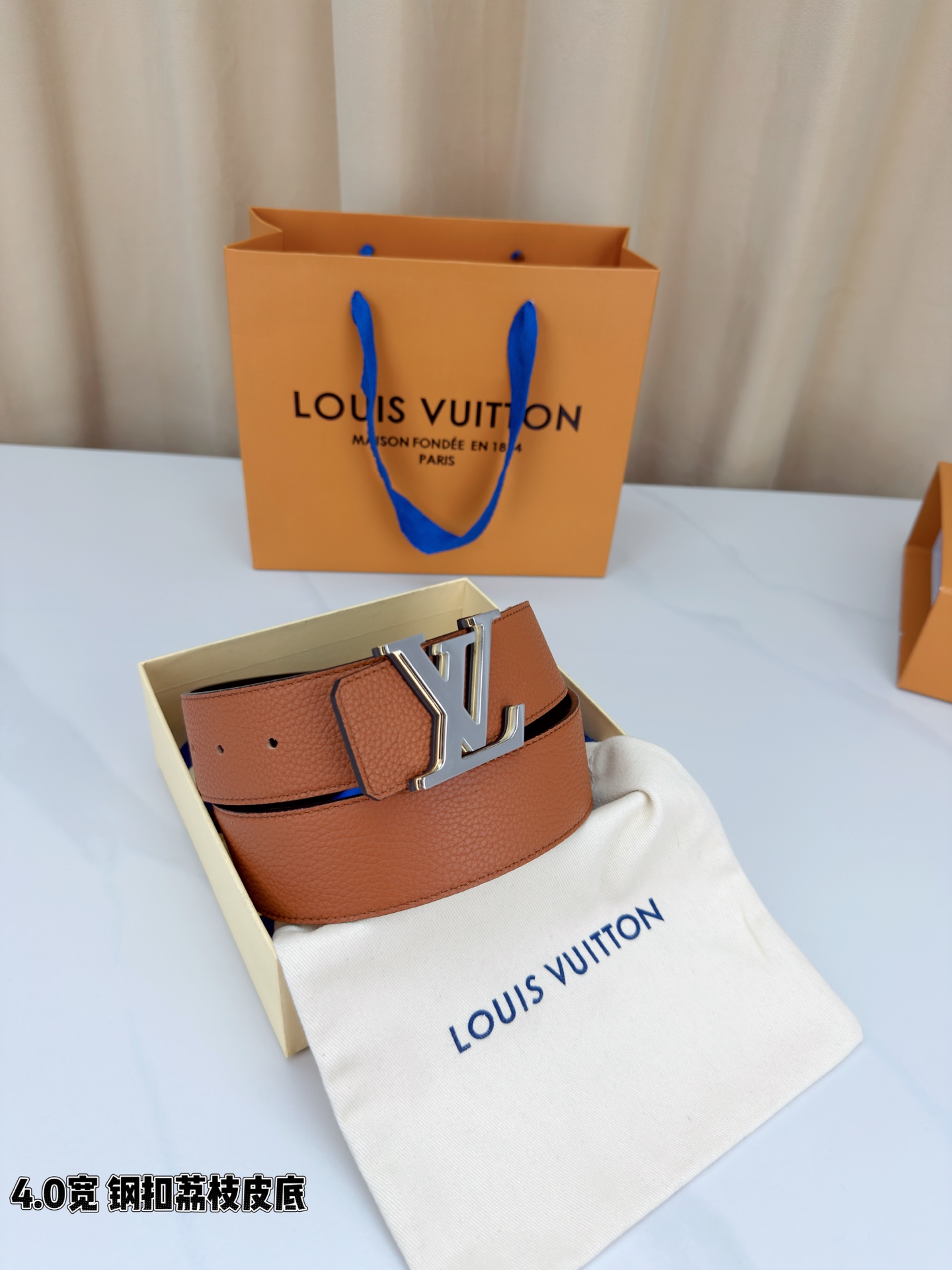 ✨ 4.0cm宽幅荔枝纹皮带，甄选头层牛皮，触感细腻柔韧，耐用又高级。精钢打造的标志性LV扣，光泽莹润不