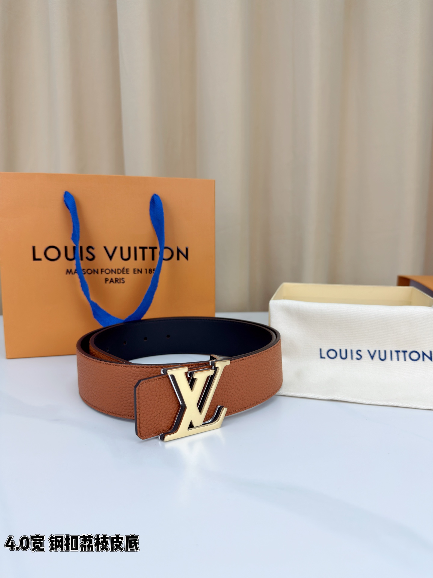 ✨ 4.0cm宽幅荔枝纹皮带，甄选头层牛皮，触感细腻柔韧，耐用又高级。精钢打造的标志性LV扣，光泽莹润不