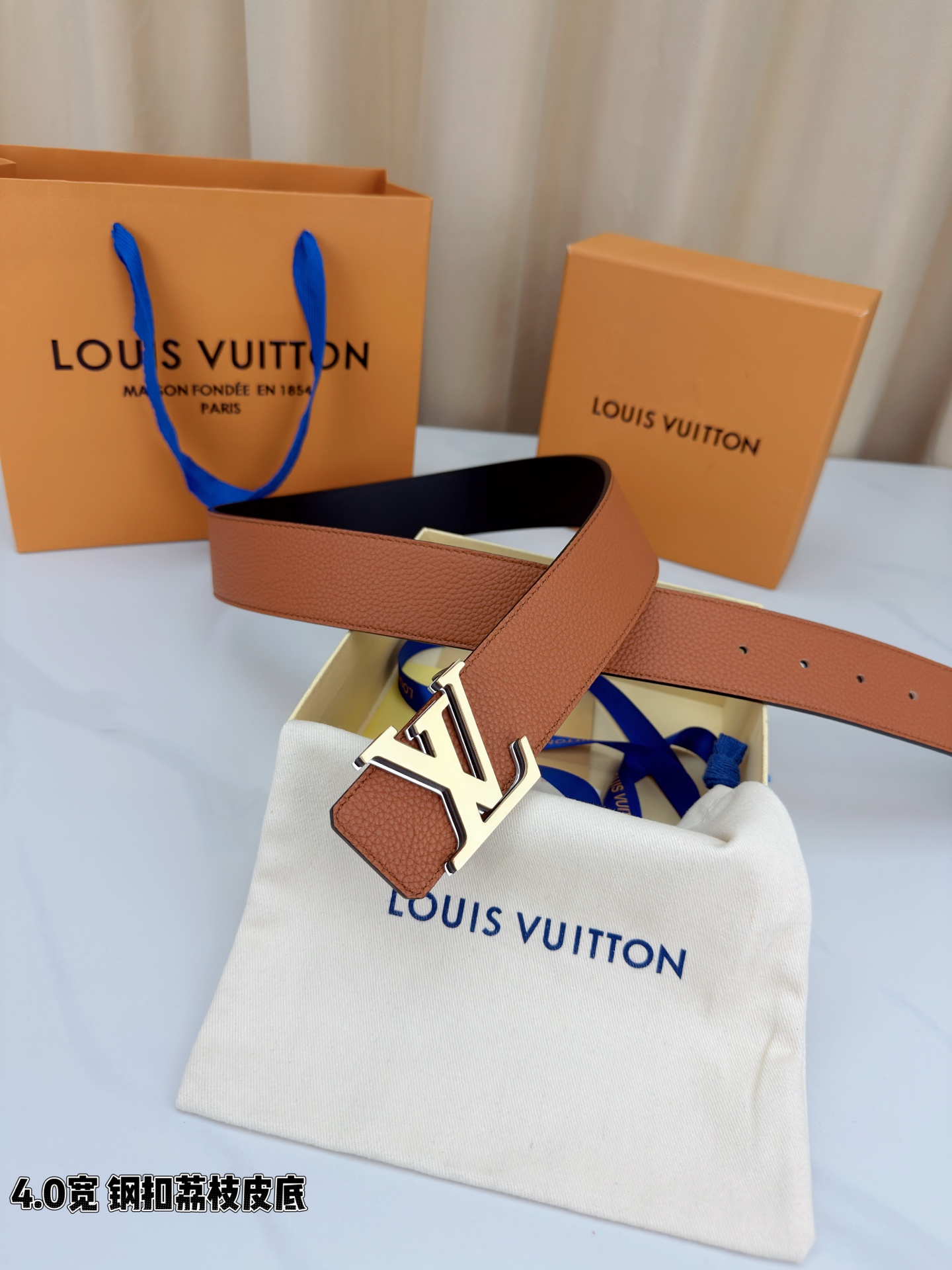 ✨ 4.0cm宽幅荔枝纹皮带，甄选头层牛皮，触感细腻柔韧，耐用又高级。精钢打造的标志性LV扣，光泽莹润不