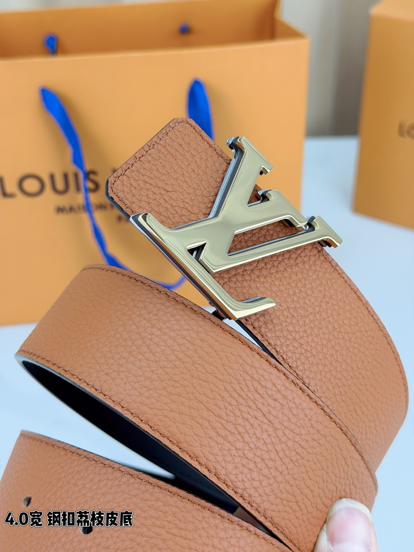 ✨ 4.0cm宽幅荔枝纹皮带，甄选头层牛皮，触感细腻柔韧，耐用又高级。精钢打造的标志性LV扣，光泽莹润不