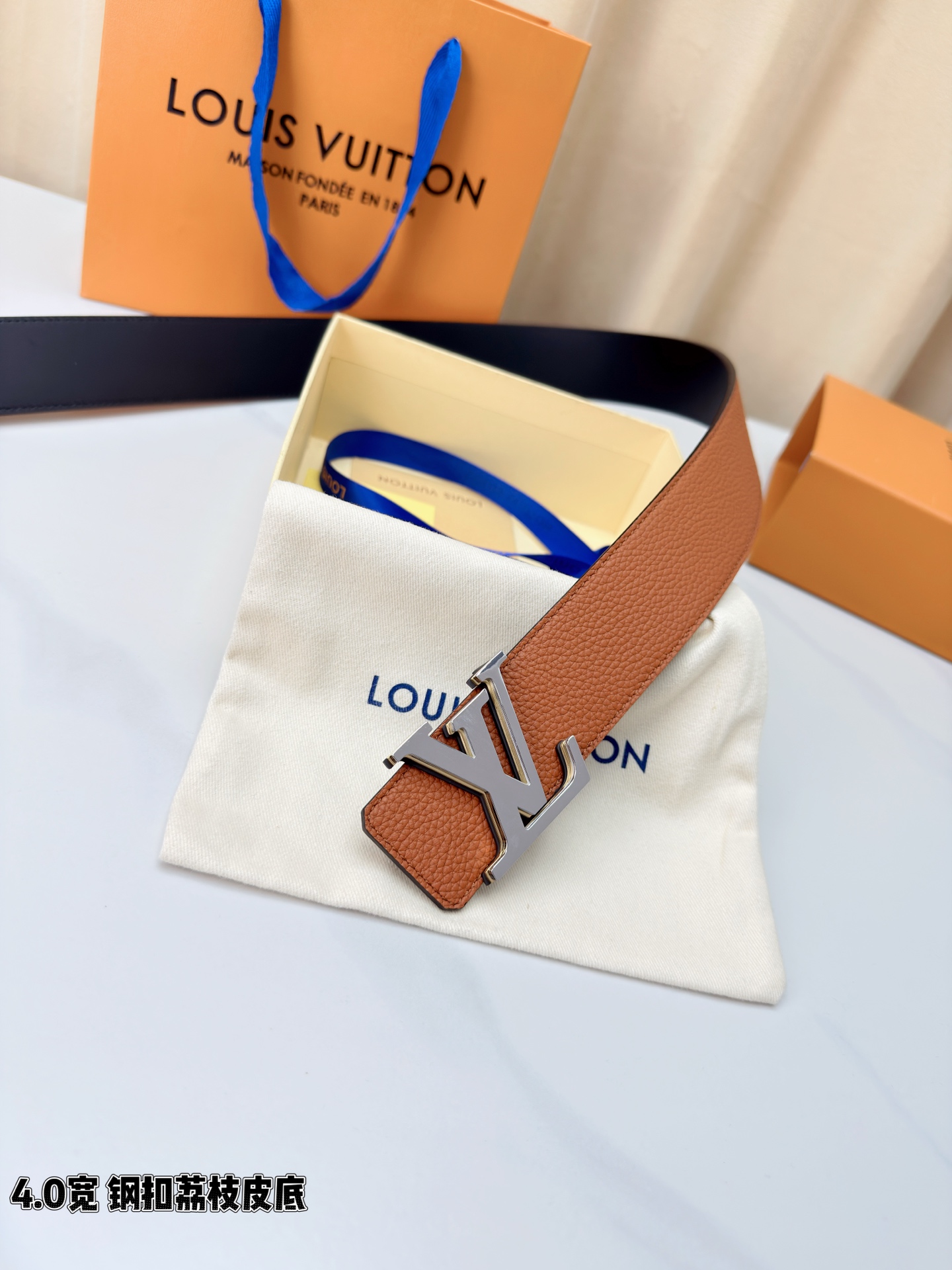 ✨ 4.0cm宽幅荔枝纹皮带，甄选头层牛皮，触感细腻柔韧，耐用又高级。精钢打造的标志性LV扣，光泽莹润不