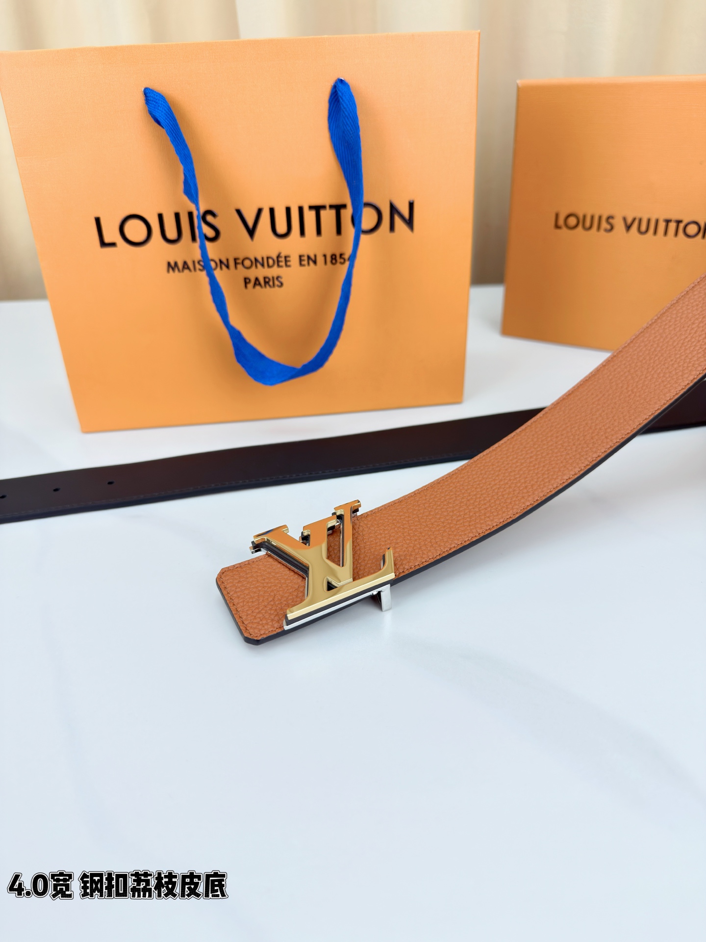 ✨ 4.0cm宽幅荔枝纹皮带，甄选头层牛皮，触感细腻柔韧，耐用又高级。精钢打造的标志性LV扣，光泽莹润不