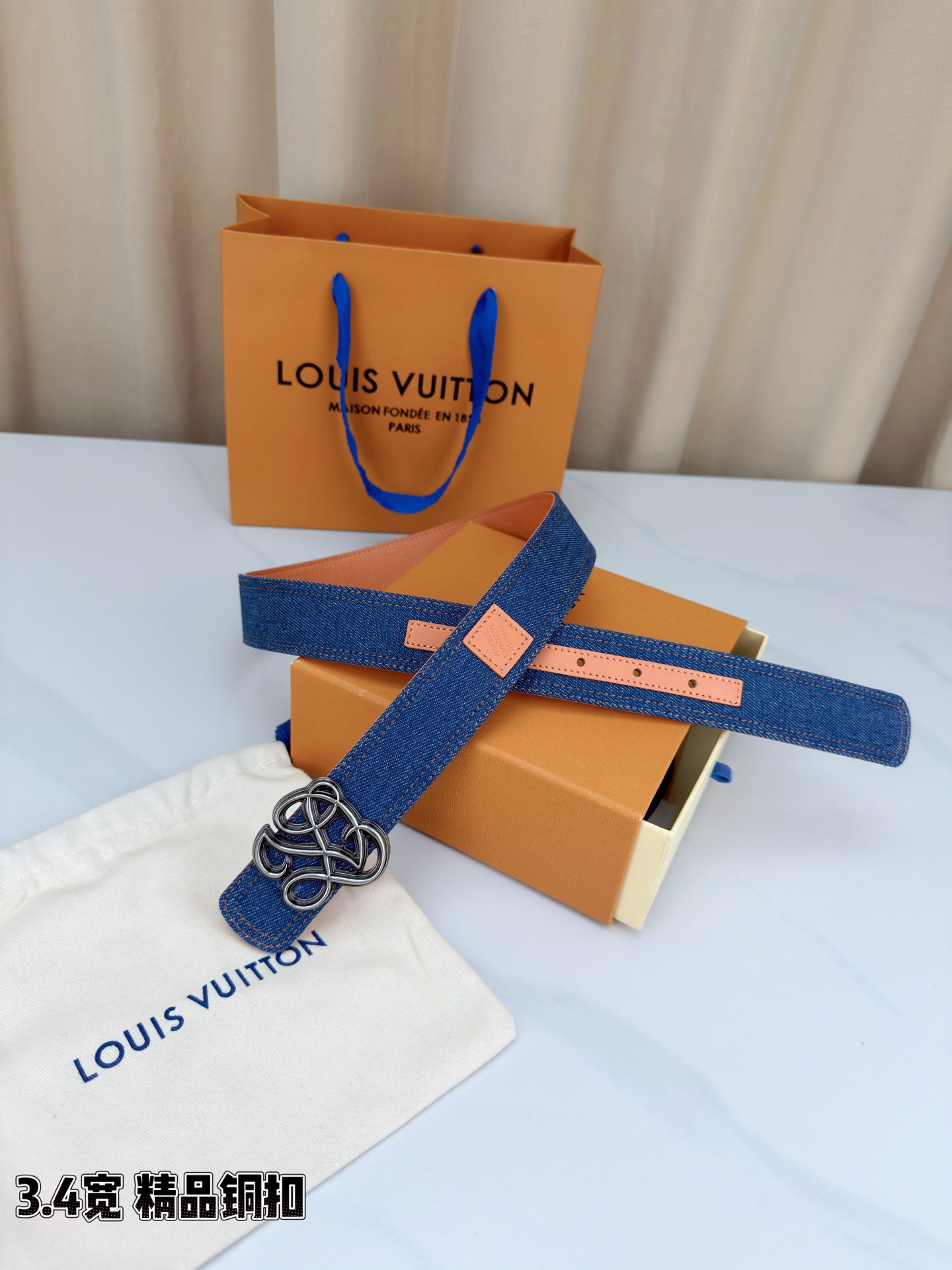 ✨ 3.4cm宽幅牛仔纹拼皮腰带，复古丹宁与细腻皮革的巧妙碰撞。精品铜扣呈交织花纹，质感厚重且光泽细腻，