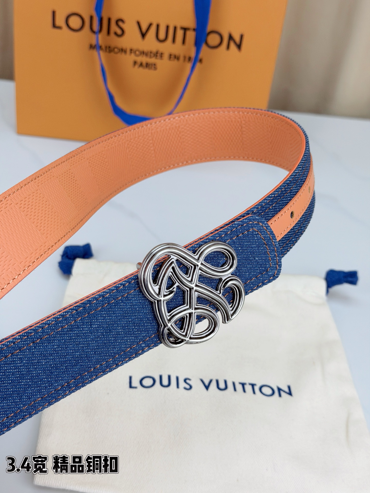 ✨ 3.4cm宽幅牛仔纹拼皮腰带，复古丹宁与细腻皮革的巧妙碰撞。精品铜扣呈交织花纹，质感厚重且光泽细腻，