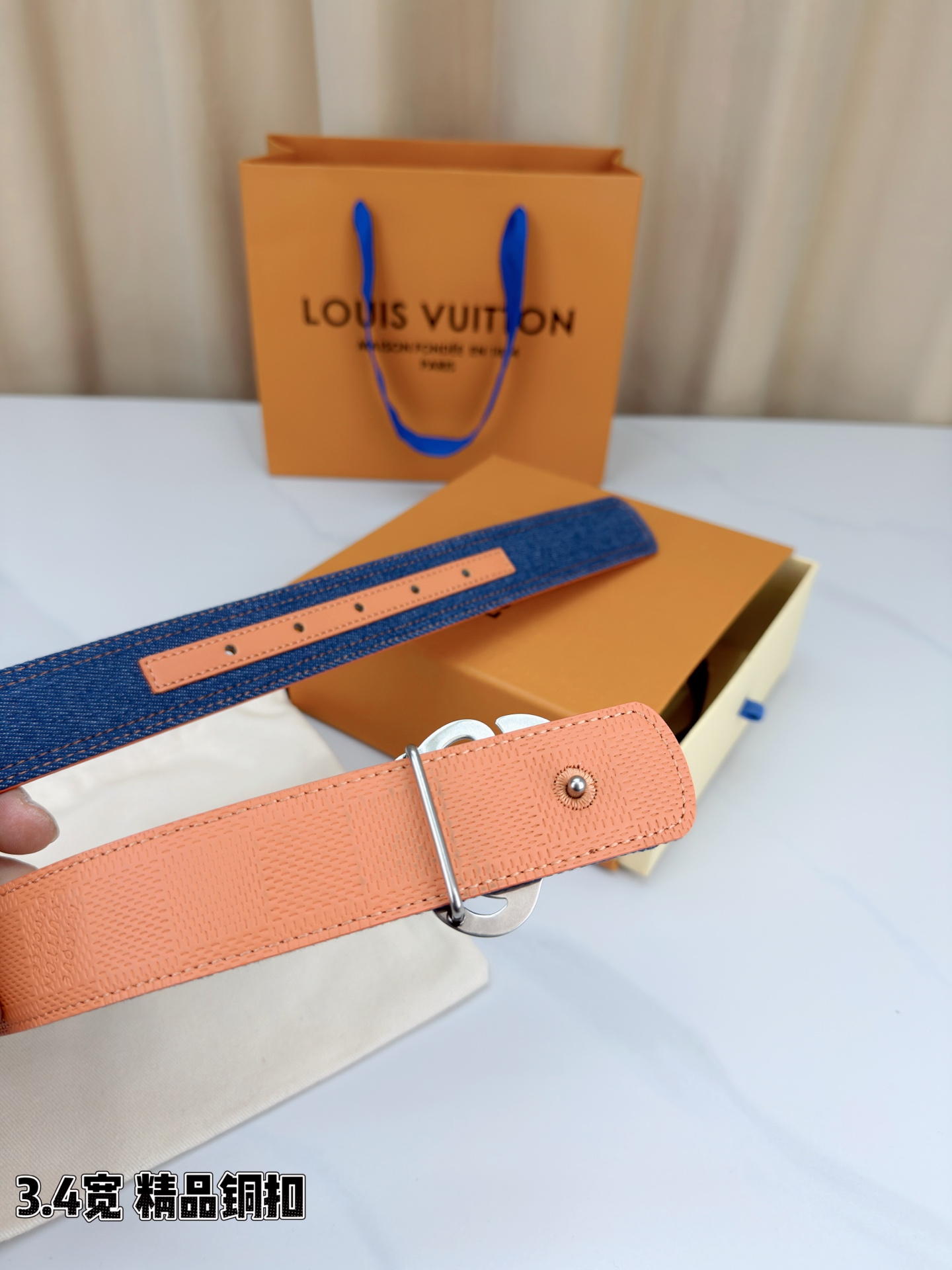 ✨ 3.4cm宽幅牛仔纹拼皮腰带，复古丹宁与细腻皮革的巧妙碰撞。精品铜扣呈交织花纹，质感厚重且光泽细腻，