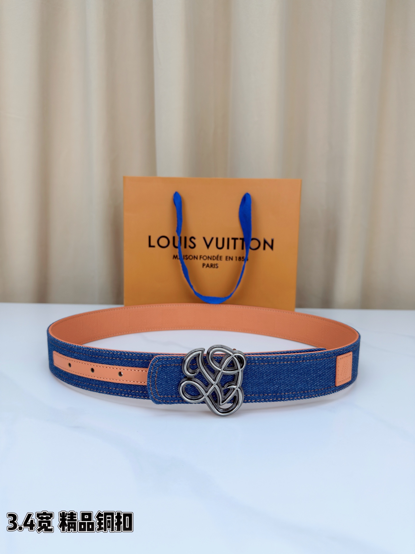 ✨ 3.4cm宽幅牛仔纹拼皮腰带，复古丹宁与细腻皮革的巧妙碰撞。精品铜扣呈交织花纹，质感厚重且光泽细腻，