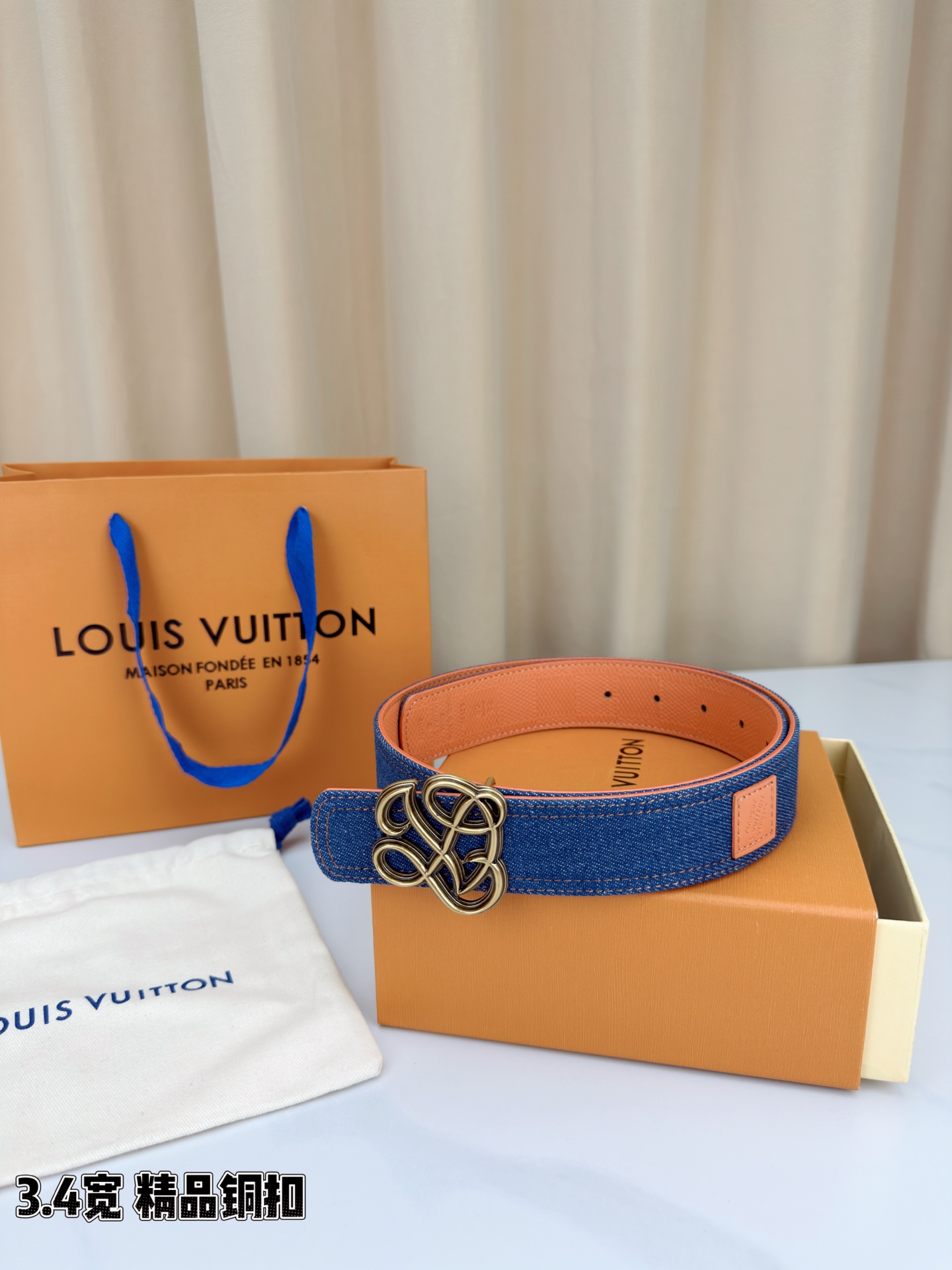 ✨ 3.4cm宽幅牛仔纹拼皮腰带，复古丹宁与细腻皮革的巧妙碰撞。精品铜扣呈交织花纹，质感厚重且光泽细腻，