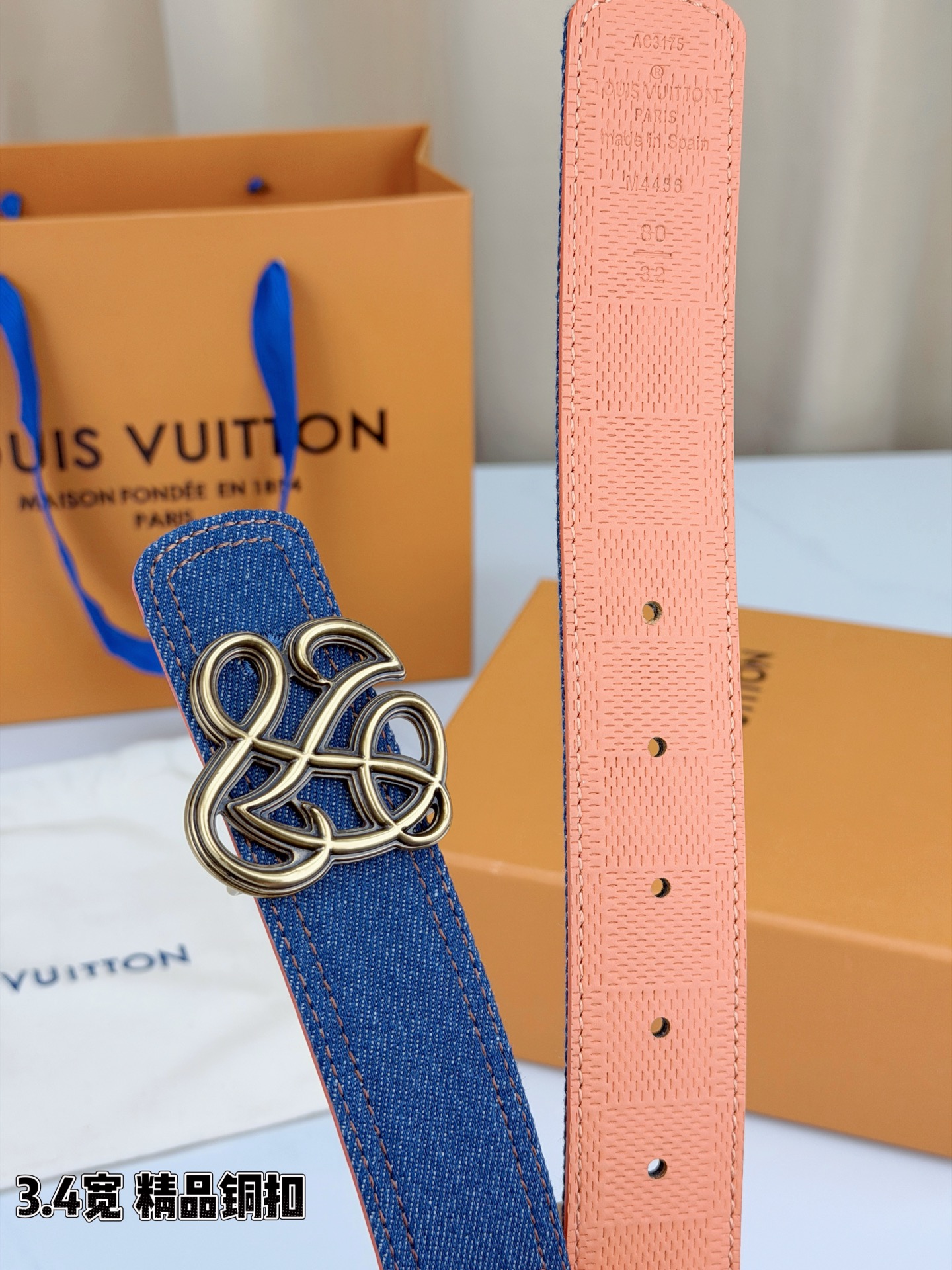 ✨ 3.4cm宽幅牛仔纹拼皮腰带，复古丹宁与细腻皮革的巧妙碰撞。精品铜扣呈交织花纹，质感厚重且光泽细腻，