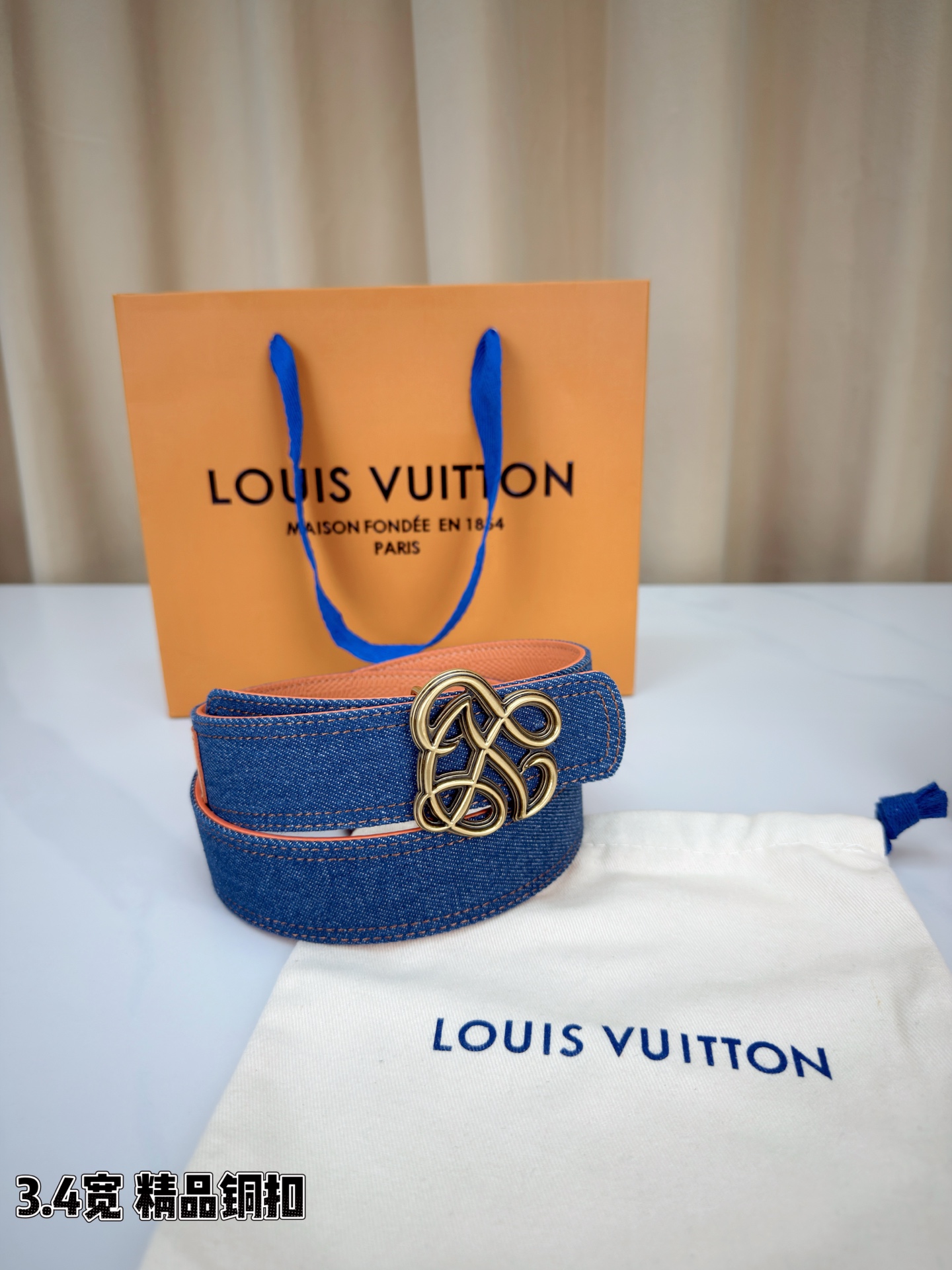 ✨ 3.4cm宽幅牛仔纹拼皮腰带，复古丹宁与细腻皮革的巧妙碰撞。精品铜扣呈交织花纹，质感厚重且光泽细腻，