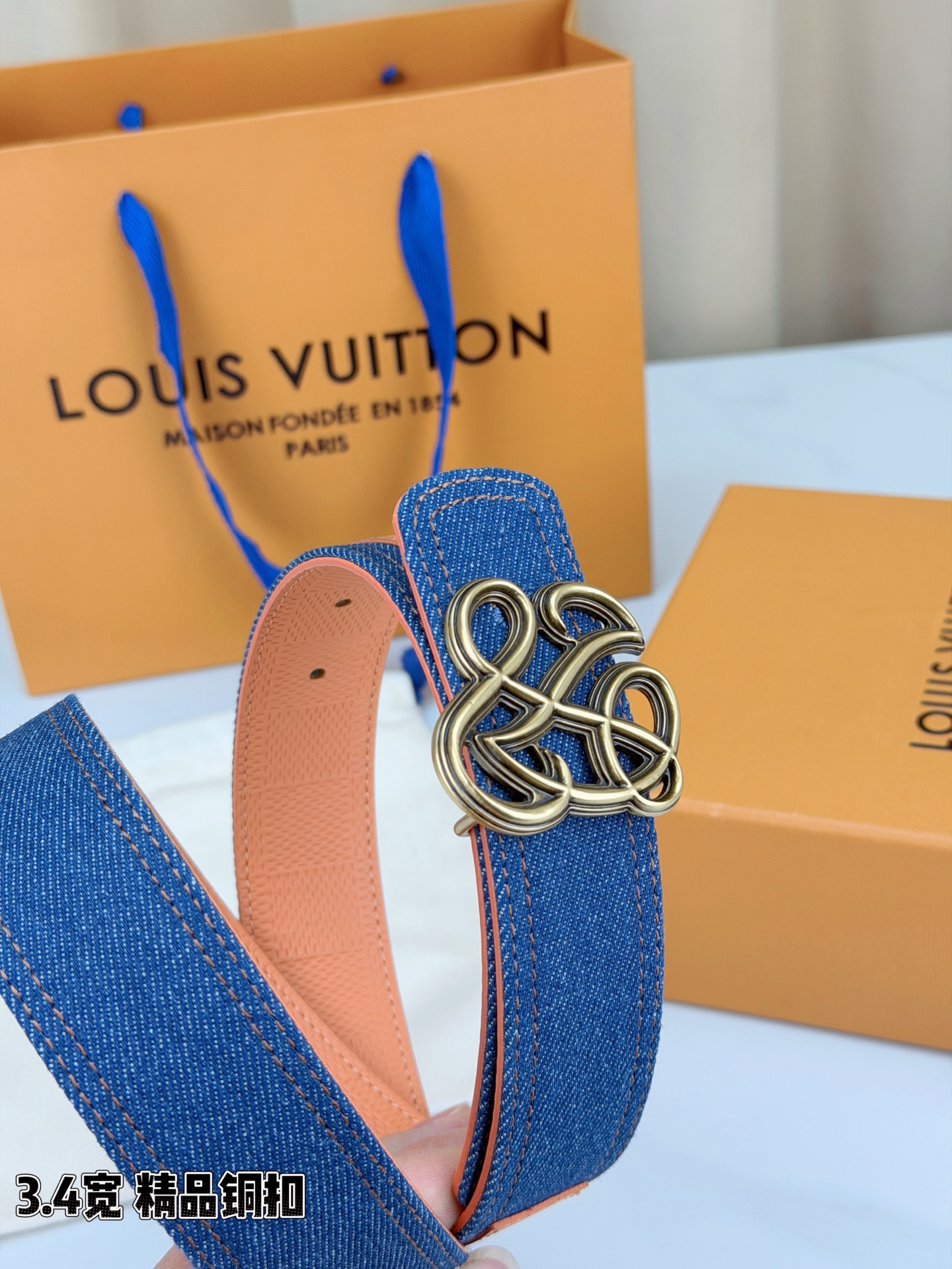 ✨ 3.4cm宽幅牛仔纹拼皮腰带，复古丹宁与细腻皮革的巧妙碰撞。精品铜扣呈交织花纹，质感厚重且光泽细腻，