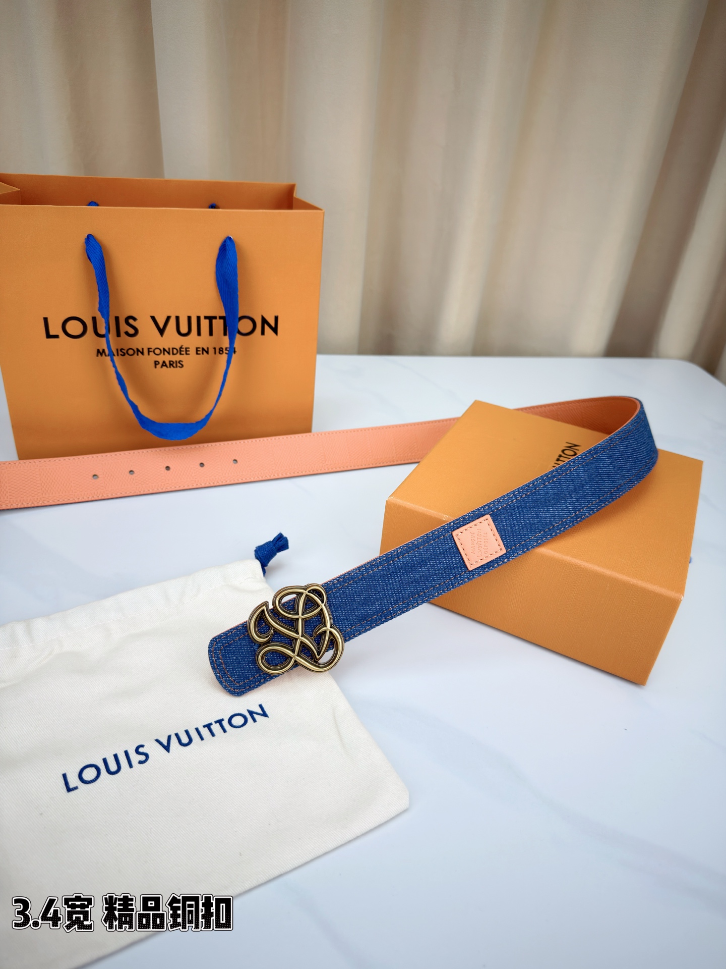 ✨ 3.4cm宽幅牛仔纹拼皮腰带，复古丹宁与细腻皮革的巧妙碰撞。精品铜扣呈交织花纹，质感厚重且光泽细腻，