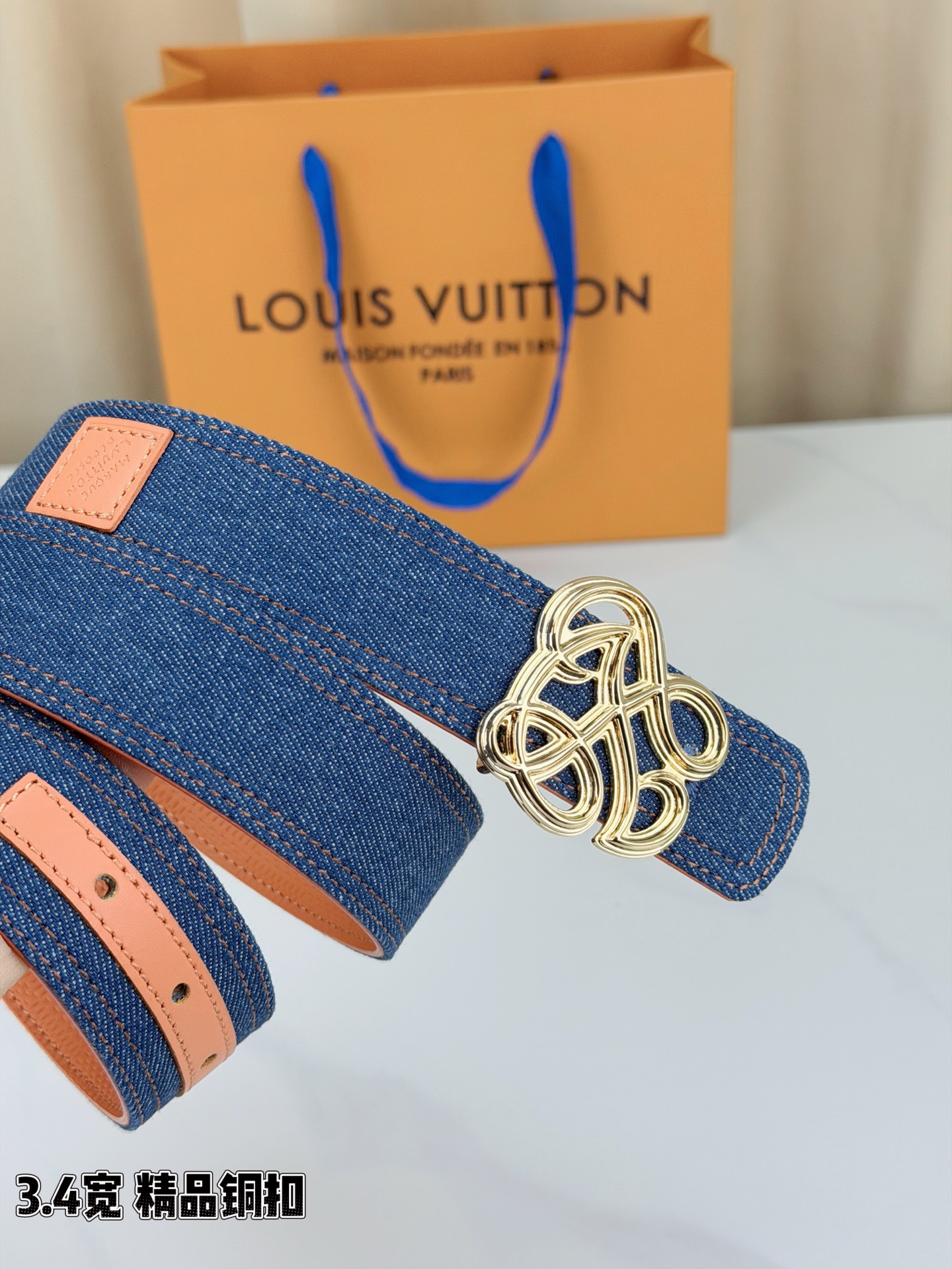 ✨ 3.4cm宽幅牛仔纹拼皮腰带，复古丹宁与细腻皮革的巧妙碰撞。精品铜扣呈交织花纹，质感厚重且光泽细腻，