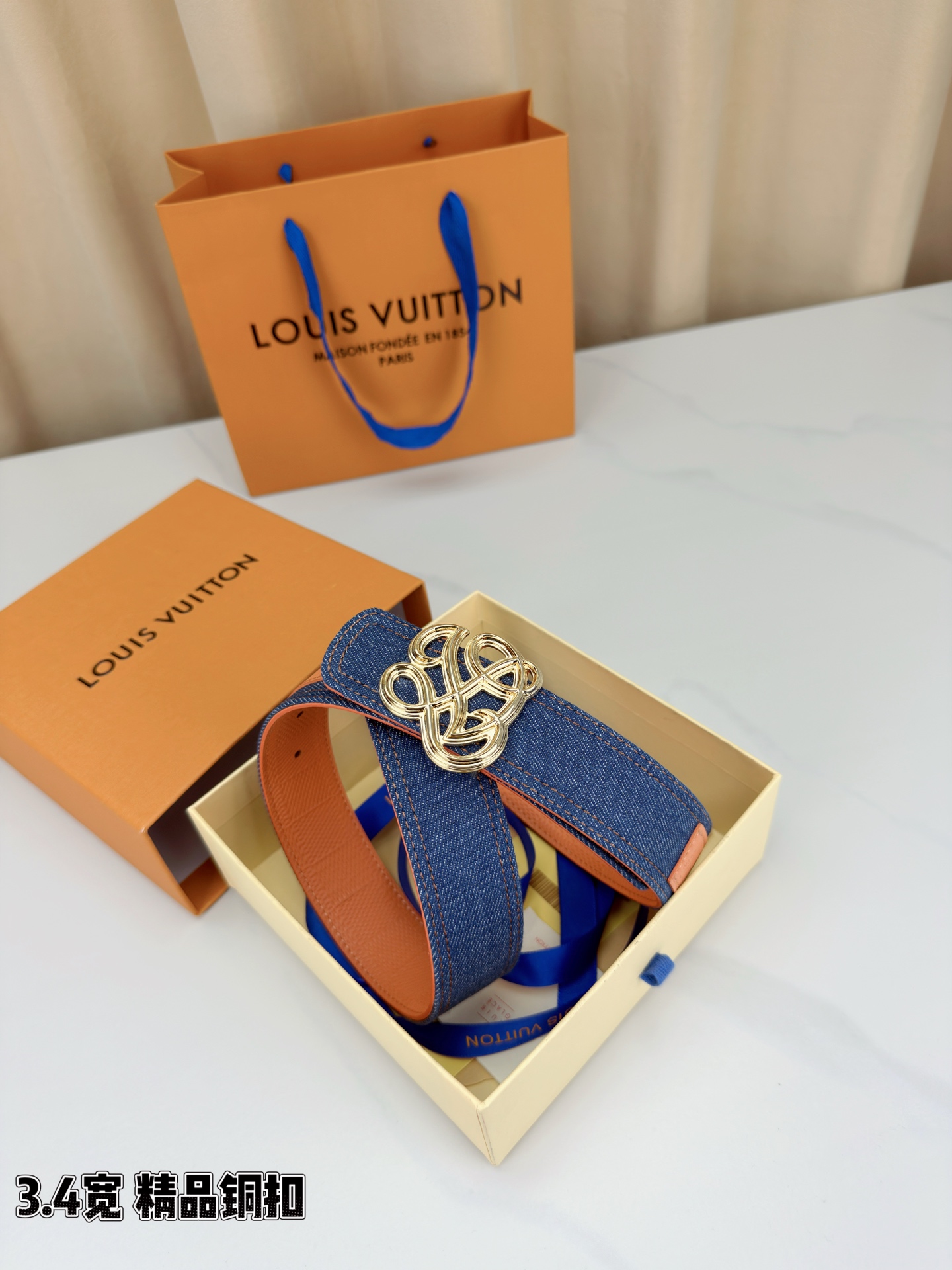 ✨ 3.4cm宽幅牛仔纹拼皮腰带，复古丹宁与细腻皮革的巧妙碰撞。精品铜扣呈交织花纹，质感厚重且光泽细腻，