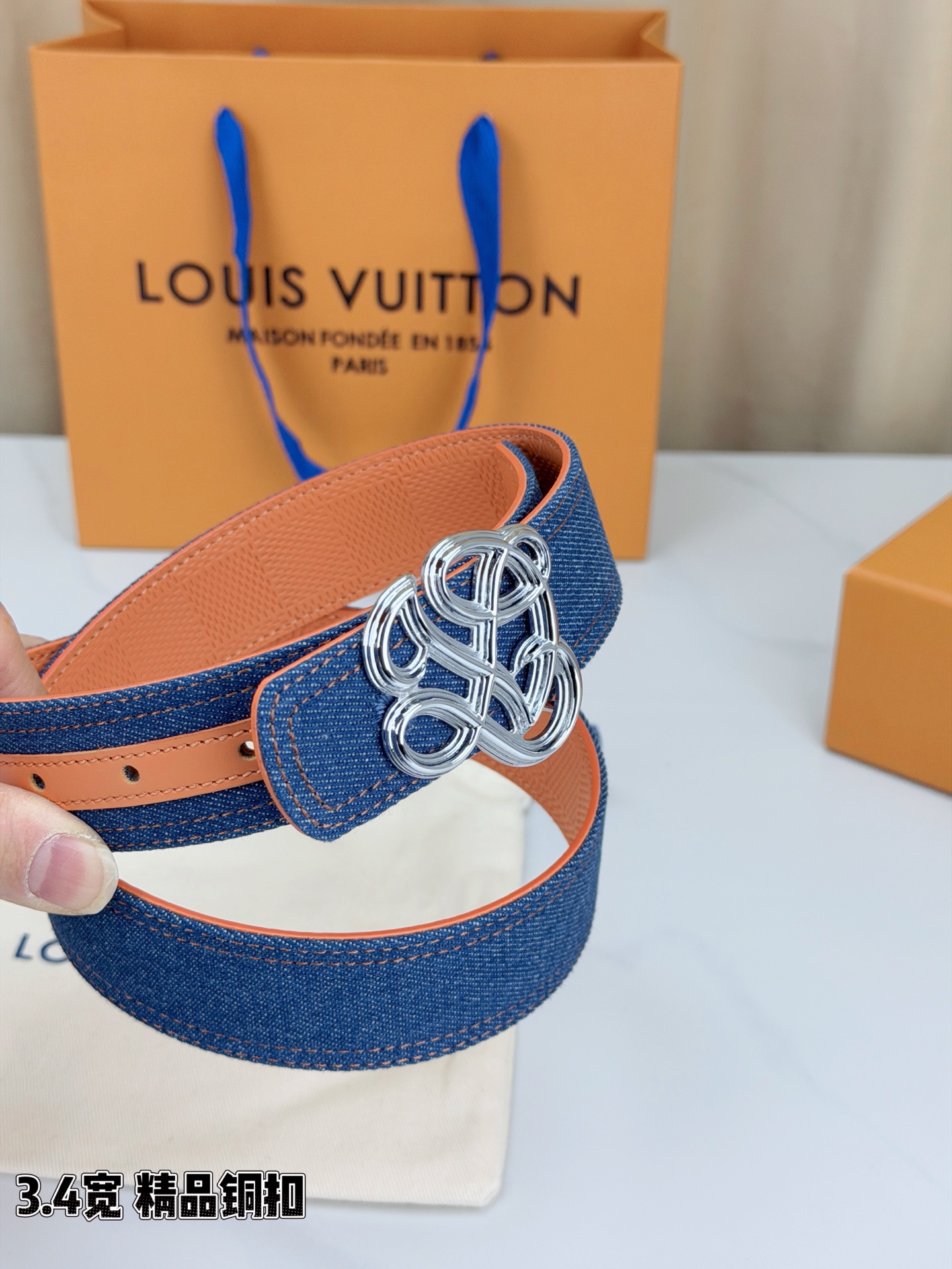 ✨ 3.4cm宽幅牛仔纹拼皮腰带，复古丹宁与细腻皮革的巧妙碰撞。精品铜扣呈交织花纹，质感厚重且光泽细腻，