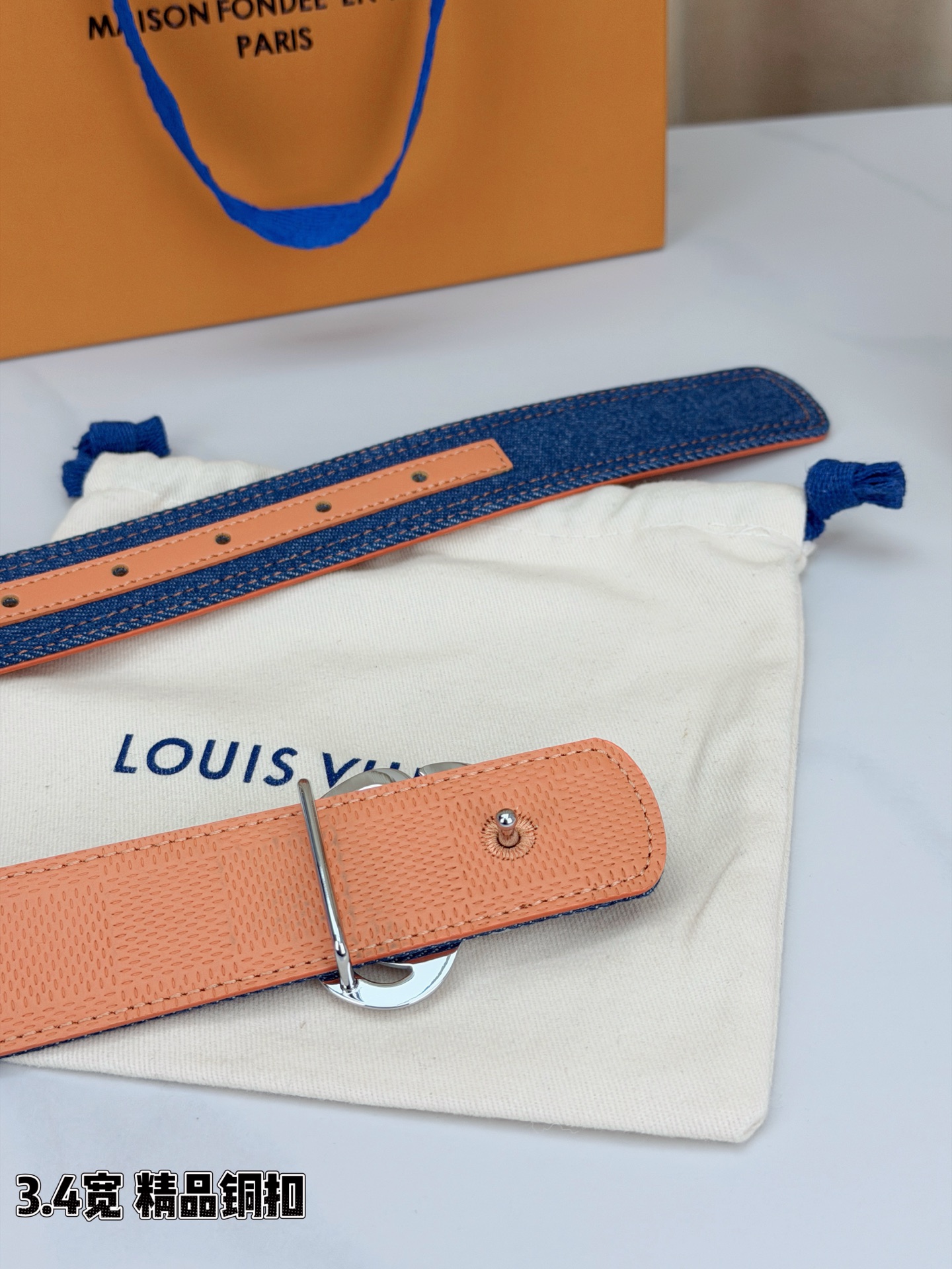 ✨ 3.4cm宽幅牛仔纹拼皮腰带，复古丹宁与细腻皮革的巧妙碰撞。精品铜扣呈交织花纹，质感厚重且光泽细腻，