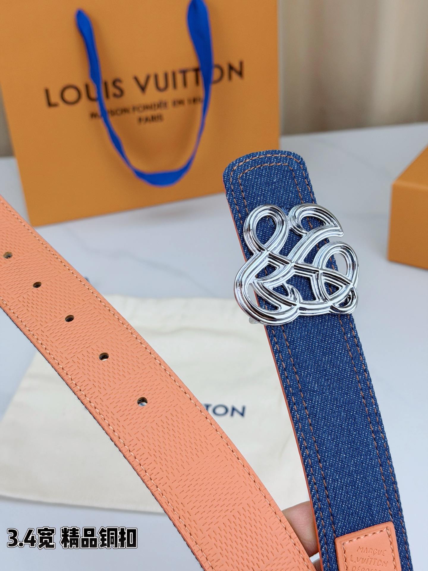 ✨ 3.4cm宽幅牛仔纹拼皮腰带，复古丹宁与细腻皮革的巧妙碰撞。精品铜扣呈交织花纹，质感厚重且光泽细腻，