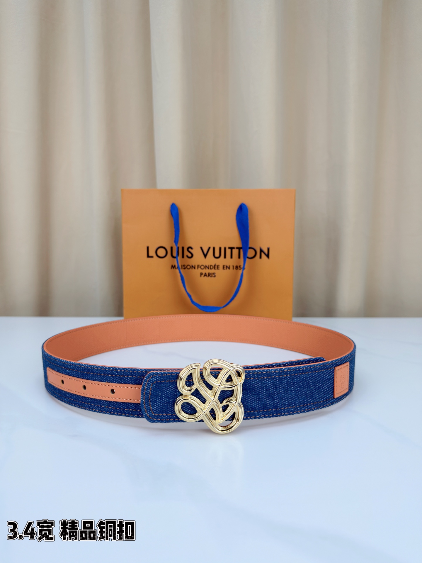 ✨ 3.4cm宽幅牛仔纹拼皮腰带，复古丹宁与细腻皮革的巧妙碰撞。精品铜扣呈交织花纹，质感厚重且光泽细腻，