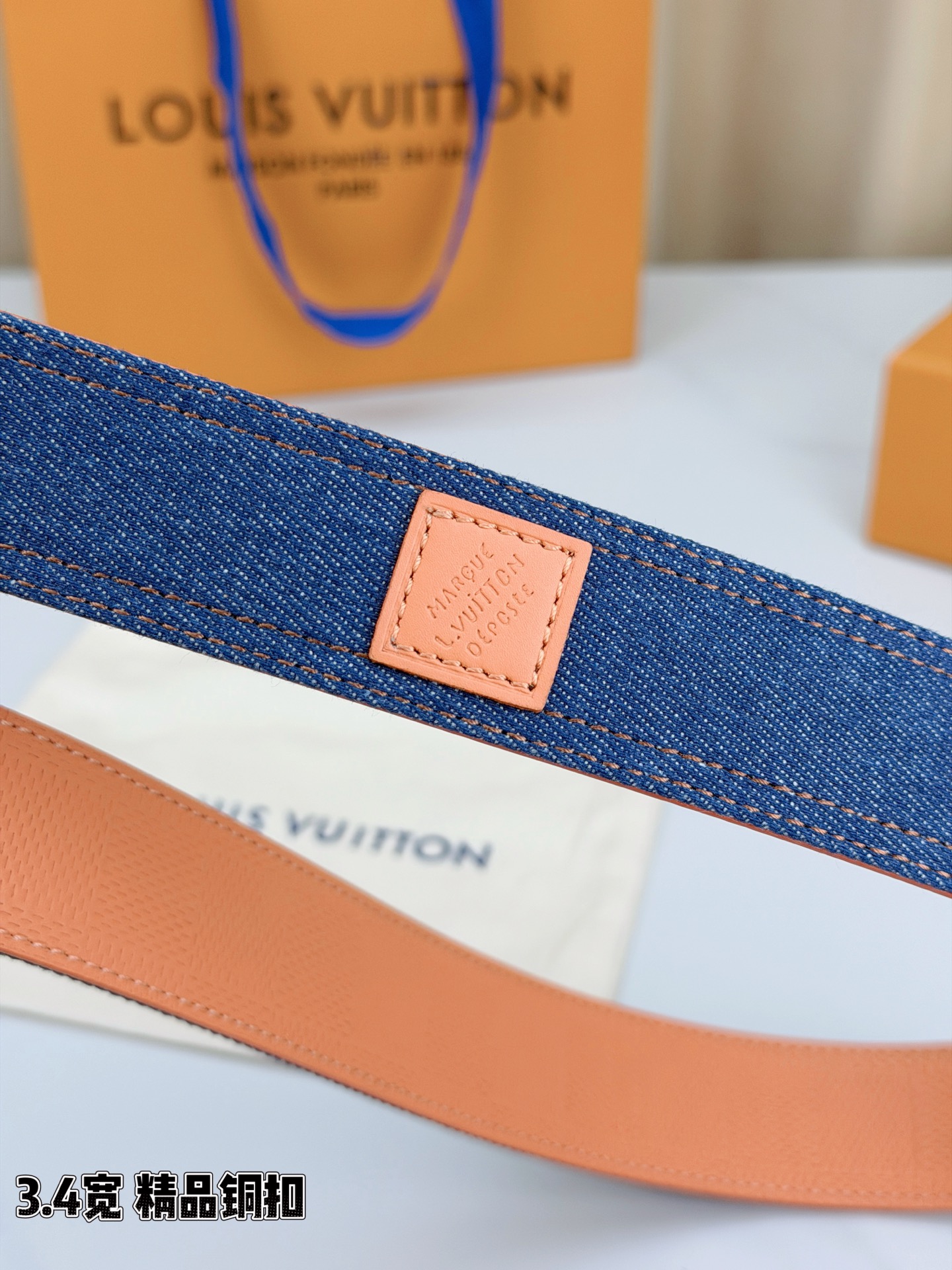 ✨ 3.4cm宽幅牛仔纹拼皮腰带，复古丹宁与细腻皮革的巧妙碰撞。精品铜扣呈交织花纹，质感厚重且光泽细腻，