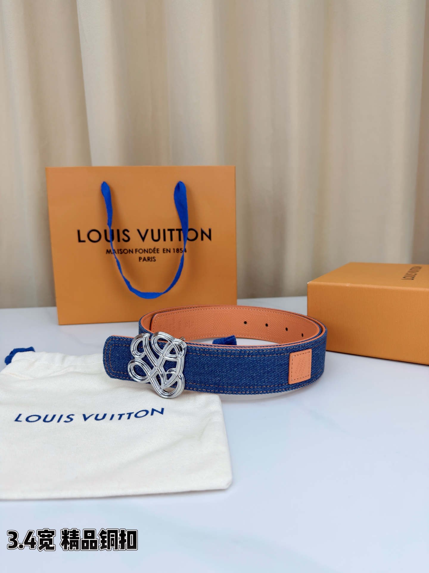 ✨ 3.4cm宽幅牛仔纹拼皮腰带，复古丹宁与细腻皮革的巧妙碰撞。精品铜扣呈交织花纹，质感厚重且光泽细腻，