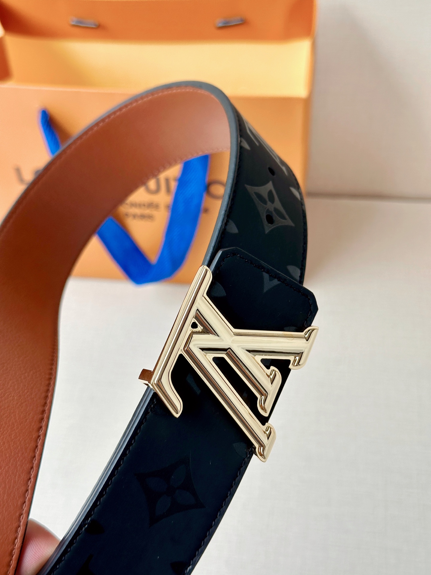 4.0宽 经过全新设计的标志性 LV Pyramide 搭扣，搭配经典配色 Monogram Illus