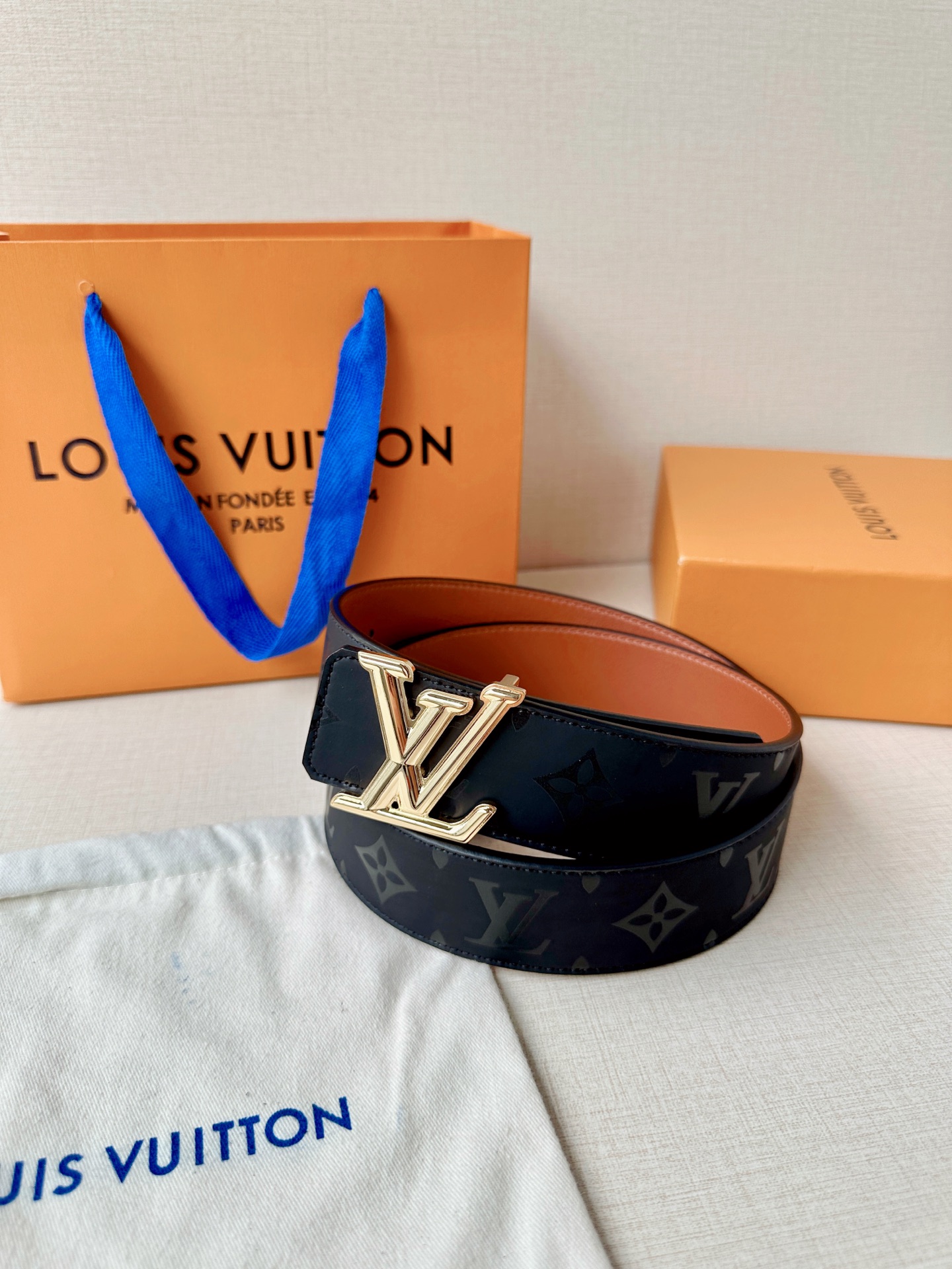 4.0宽 经过全新设计的标志性 LV Pyramide 搭扣，搭配经典配色 Monogram Illus