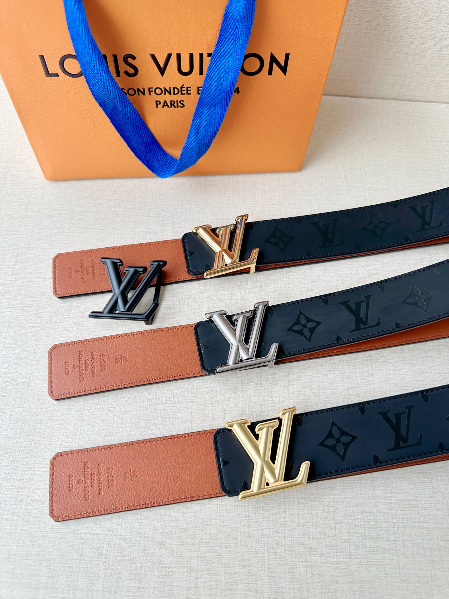 4.0宽 经过全新设计的标志性 LV Pyramide 搭扣，搭配经典配色 Monogram Illus