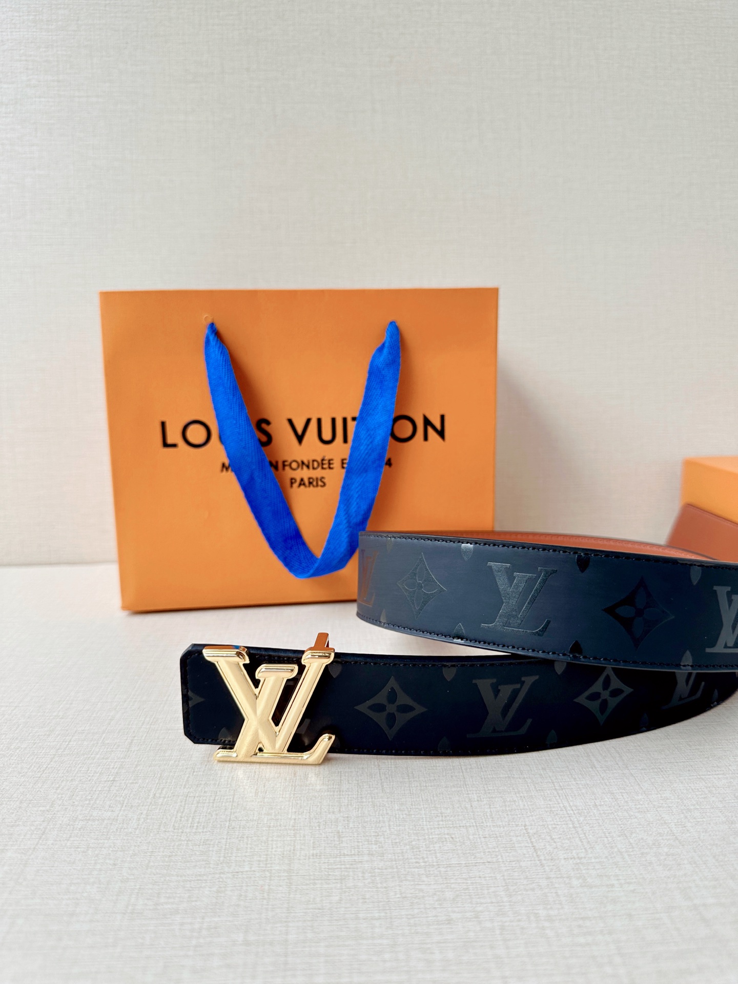 4.0宽 经过全新设计的标志性 LV Pyramide 搭扣，搭配经典配色 Monogram Illus