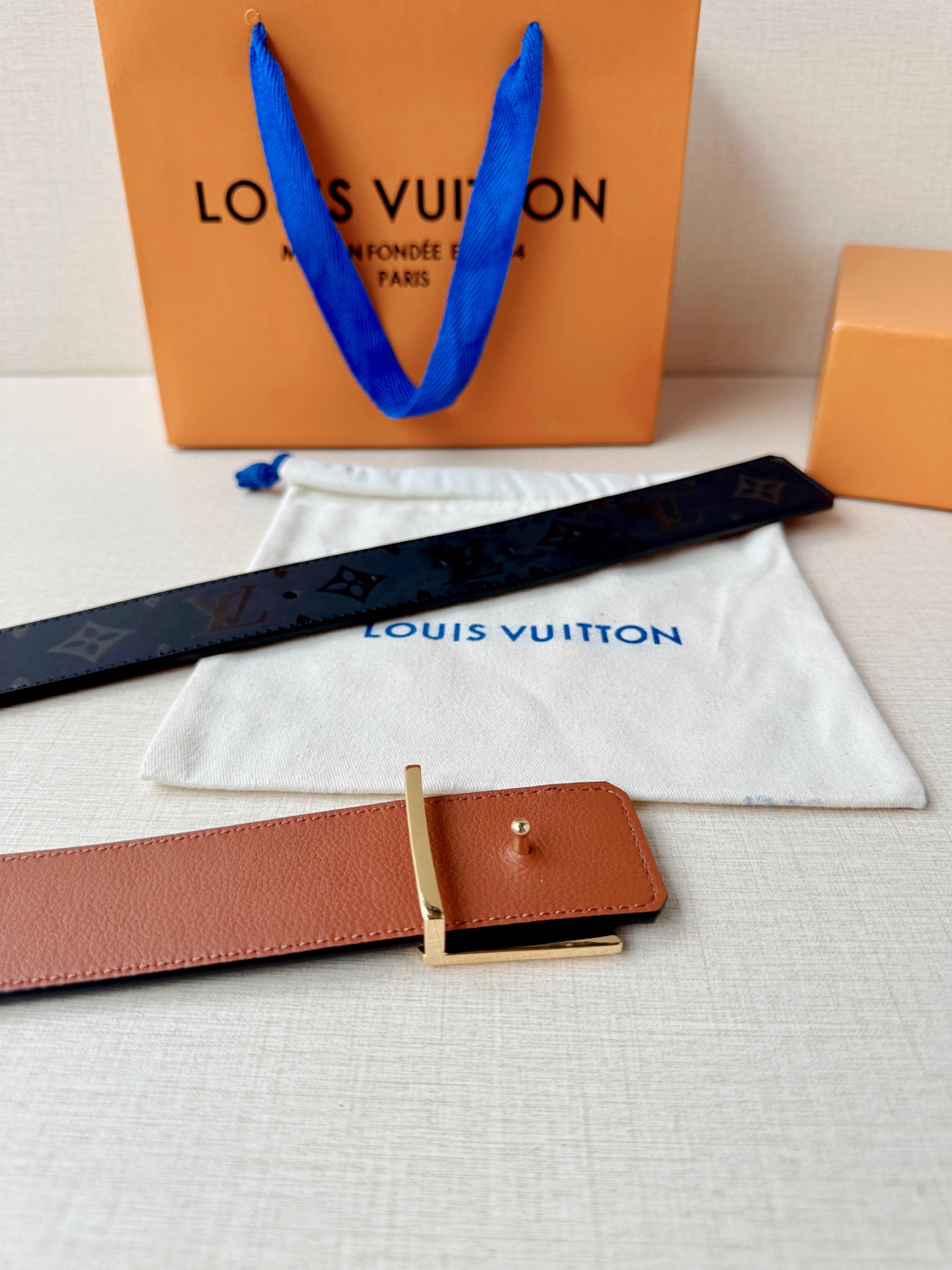 4.0宽 经过全新设计的标志性 LV Pyramide 搭扣，搭配经典配色 Monogram Illus