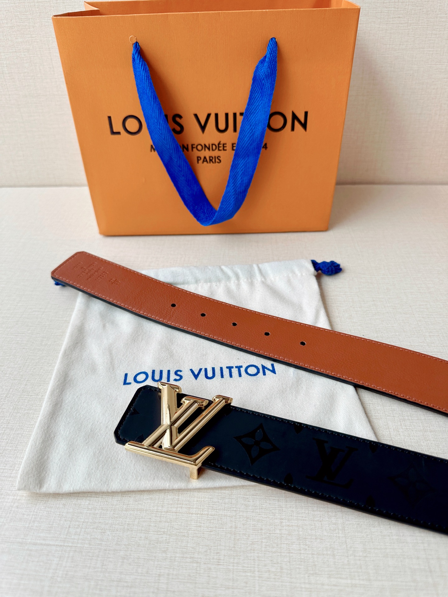 4.0宽 经过全新设计的标志性 LV Pyramide 搭扣，搭配经典配色 Monogram Illus