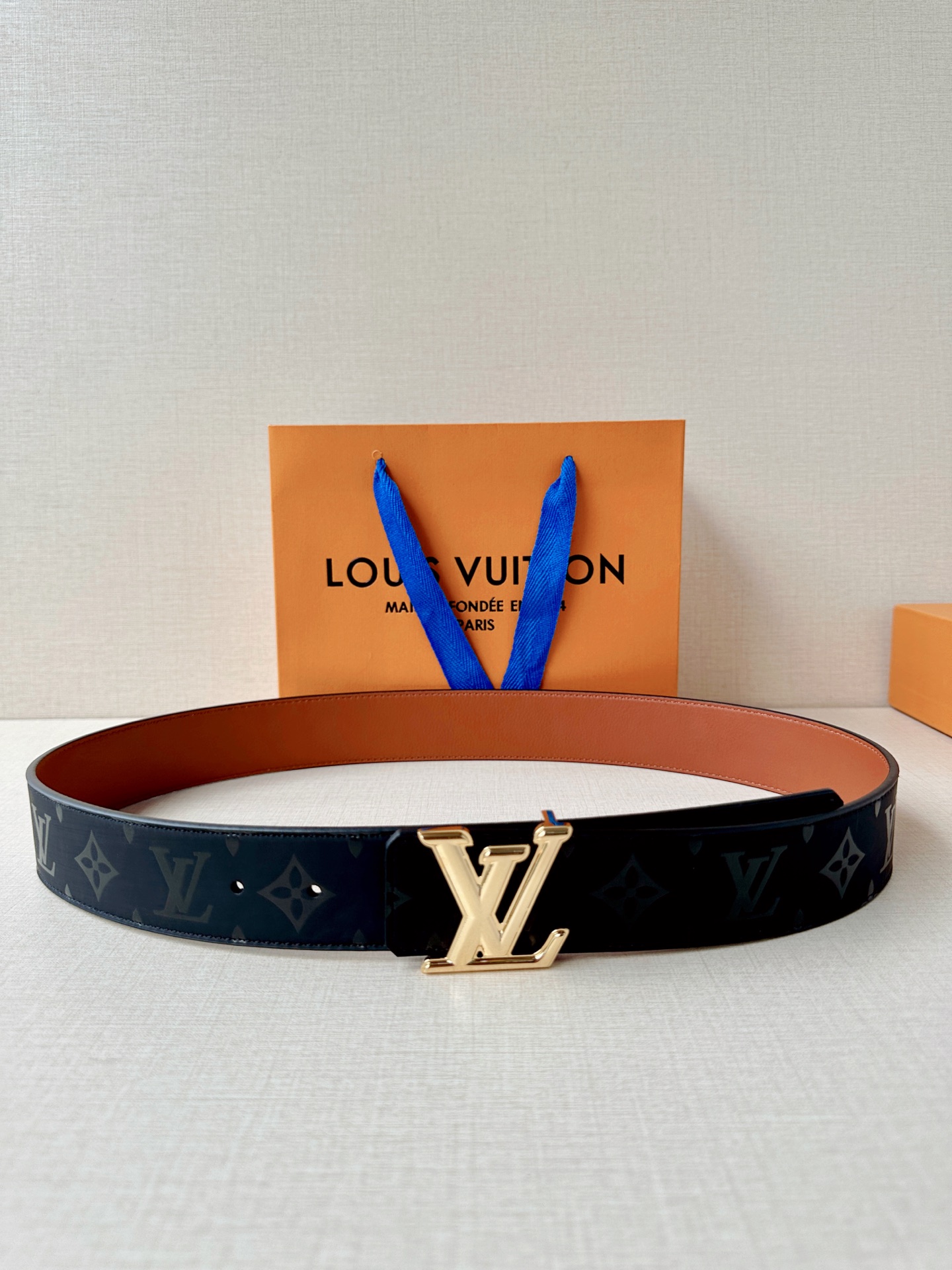 4.0宽 经过全新设计的标志性 LV Pyramide 搭扣，搭配经典配色 Monogram Illus