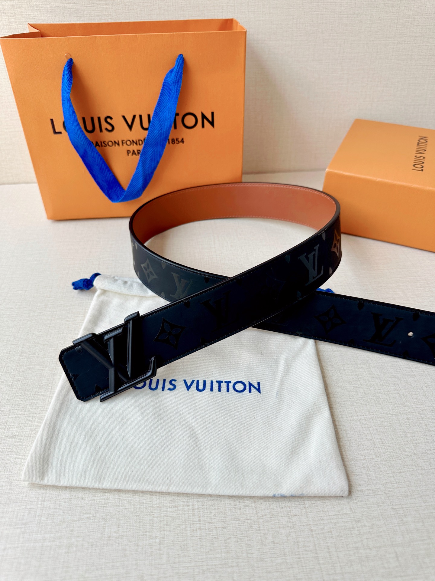 4.0宽 经过全新设计的标志性 LV Pyramide 搭扣，搭配经典配色 Monogram Illus