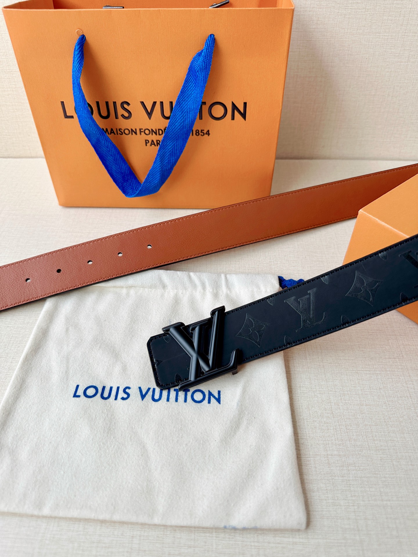 4.0宽 经过全新设计的标志性 LV Pyramide 搭扣，搭配经典配色 Monogram Illus