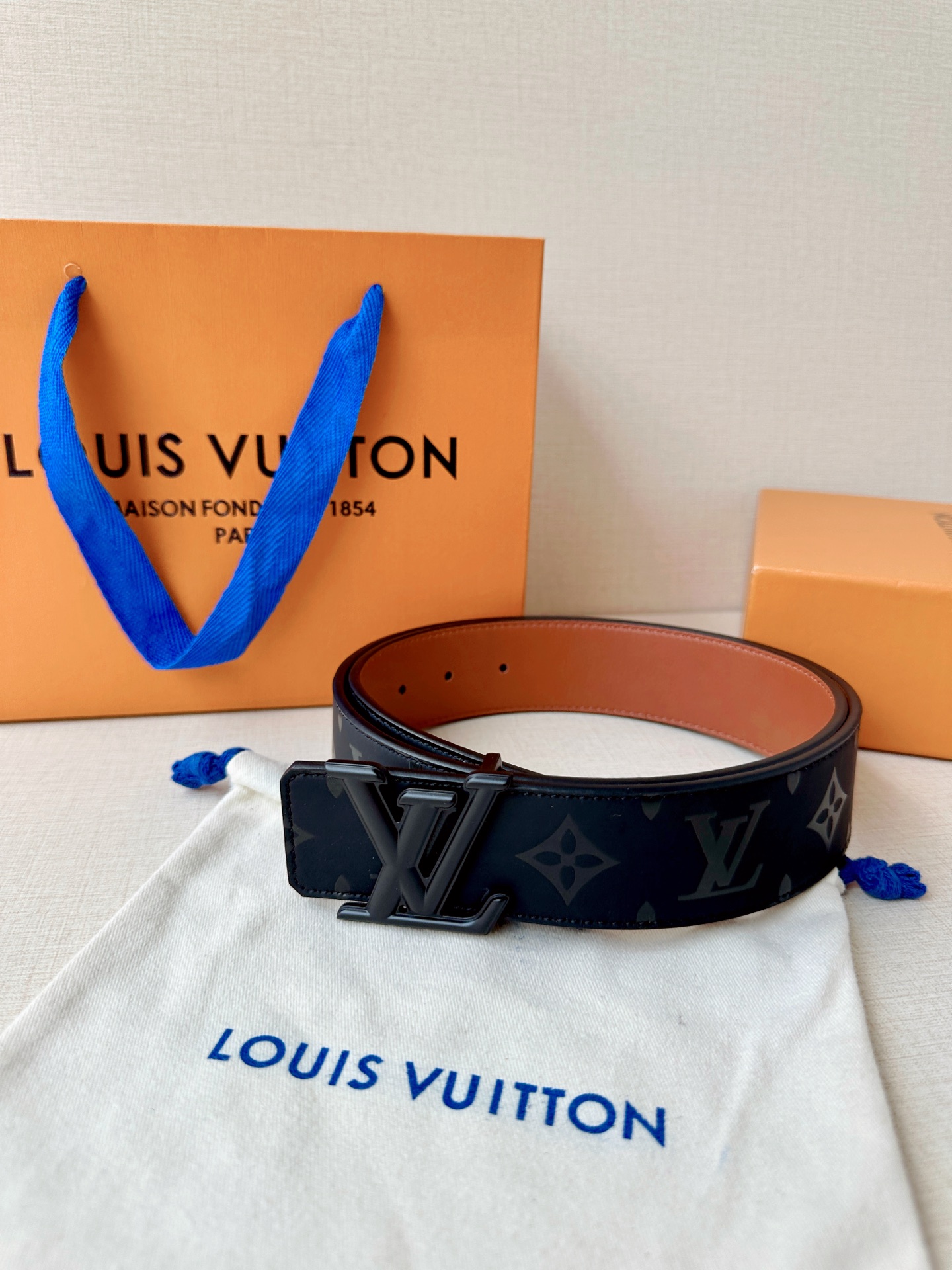 4.0宽 经过全新设计的标志性 LV Pyramide 搭扣，搭配经典配色 Monogram Illus