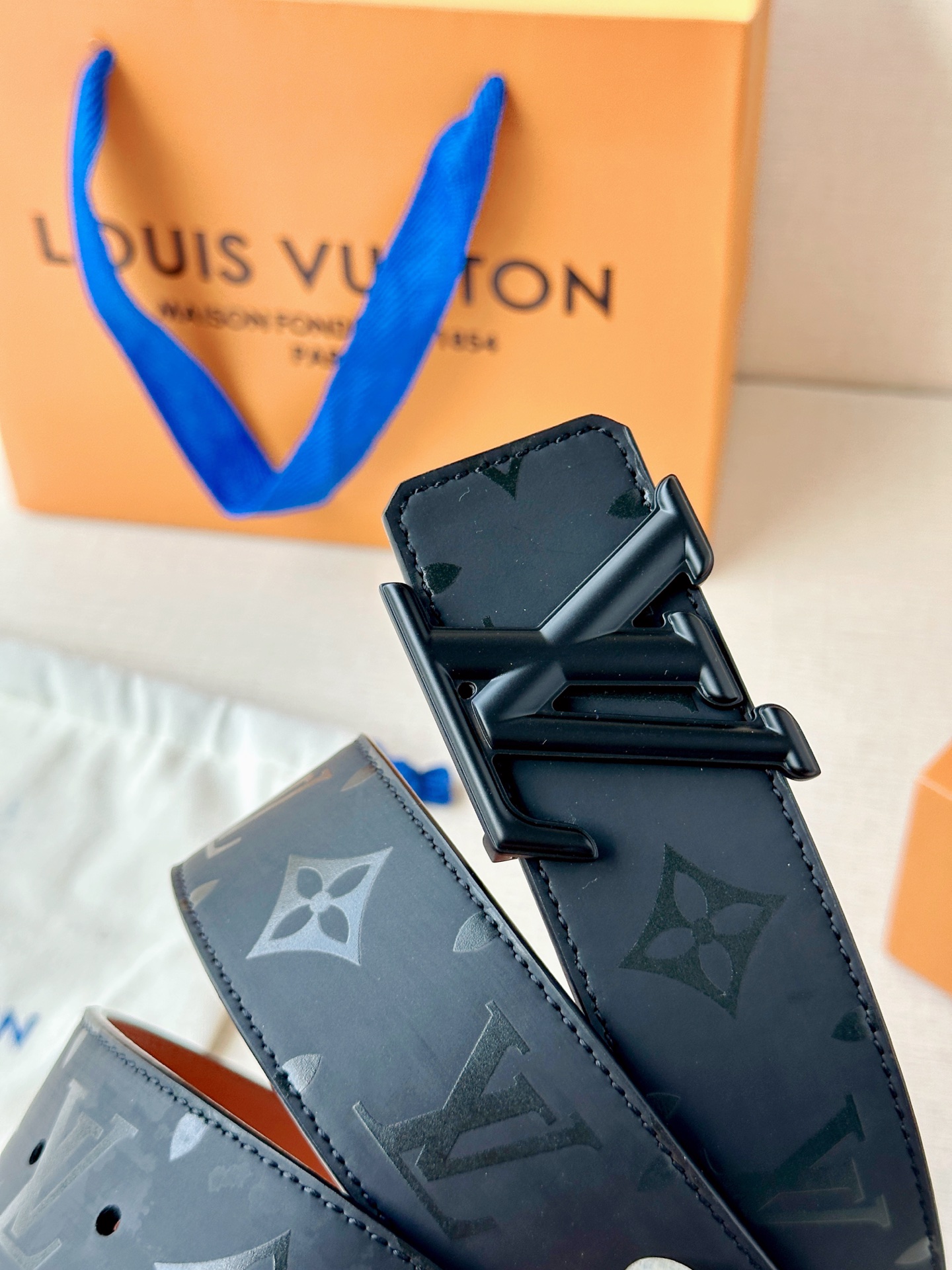 4.0宽 经过全新设计的标志性 LV Pyramide 搭扣，搭配经典配色 Monogram Illus