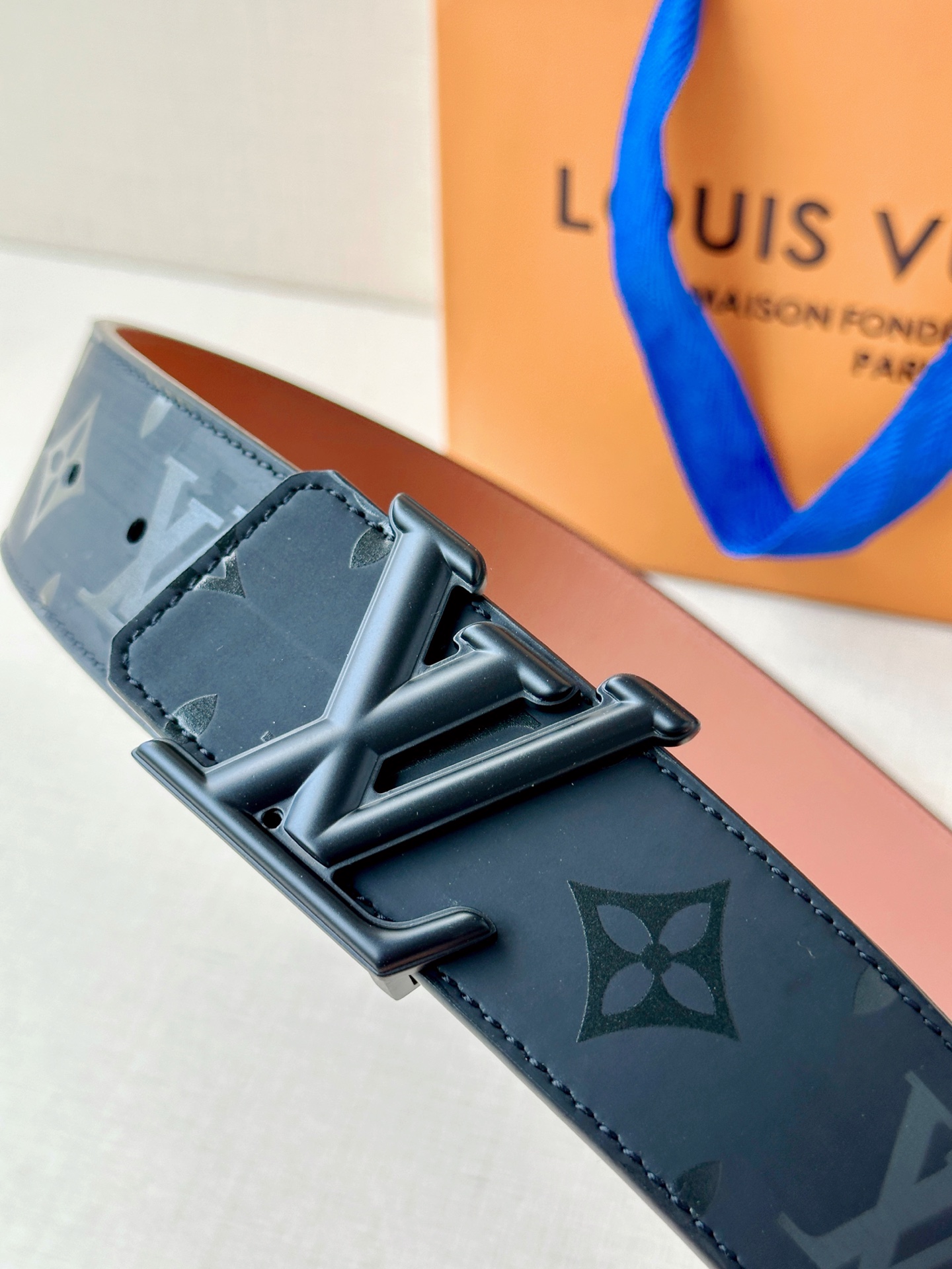 4.0宽 经过全新设计的标志性 LV Pyramide 搭扣，搭配经典配色 Monogram Illus