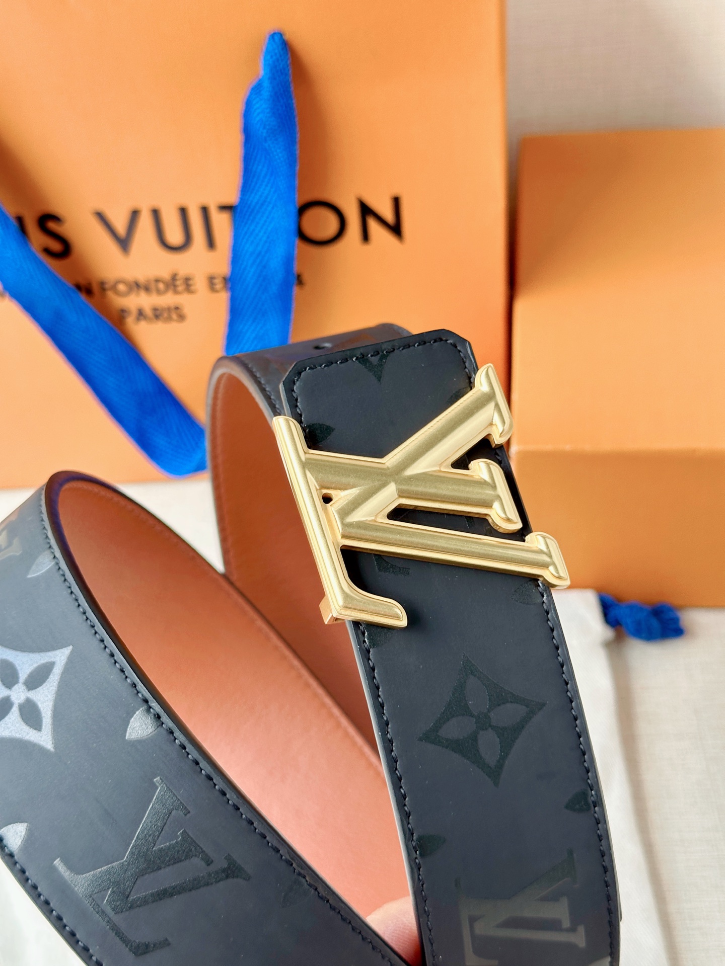 4.0宽 经过全新设计的标志性 LV Pyramide 搭扣，搭配经典配色 Monogram Illus