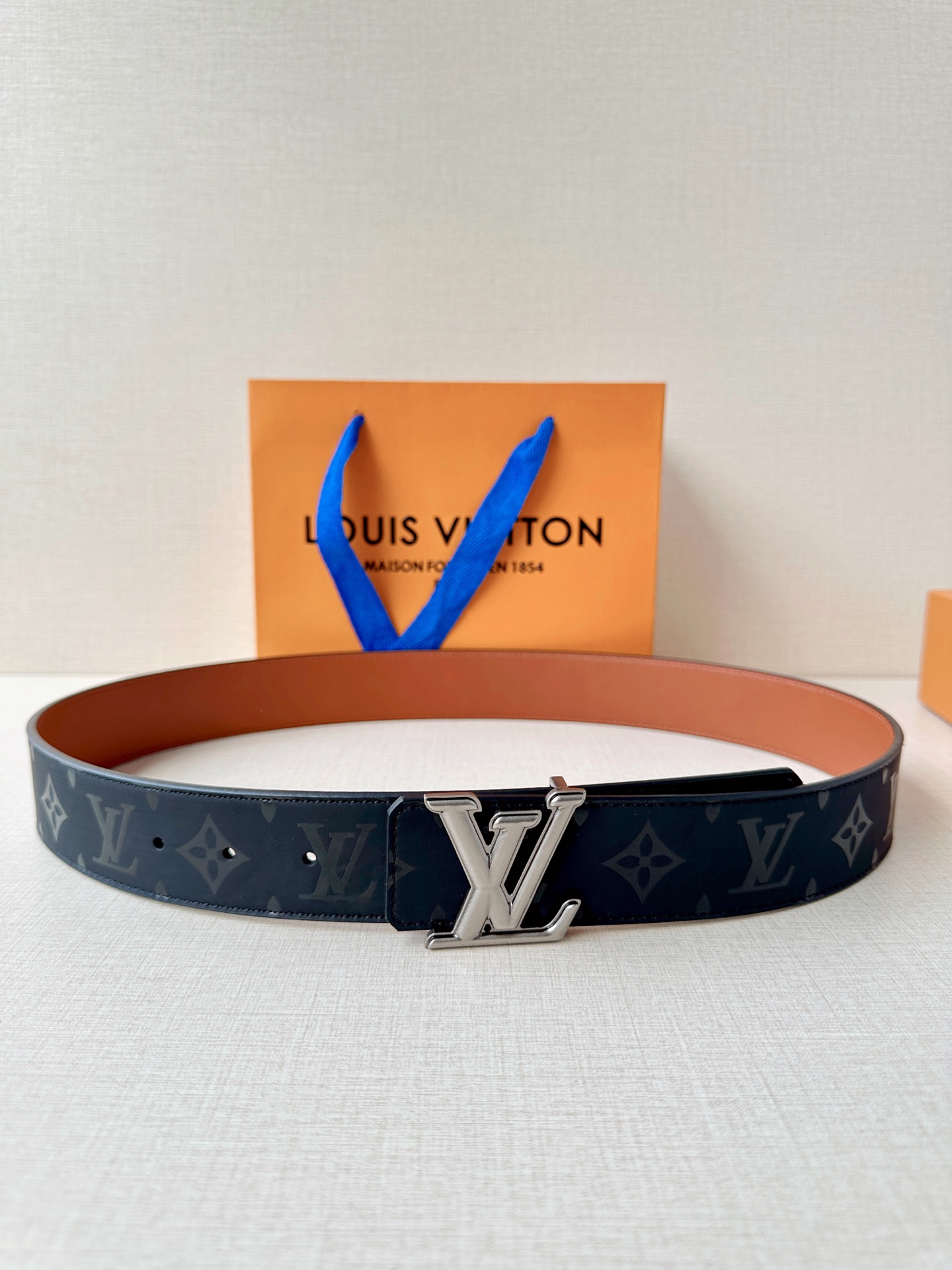 4.0宽 经过全新设计的标志性 LV Pyramide 搭扣，搭配经典配色 Monogram Illus