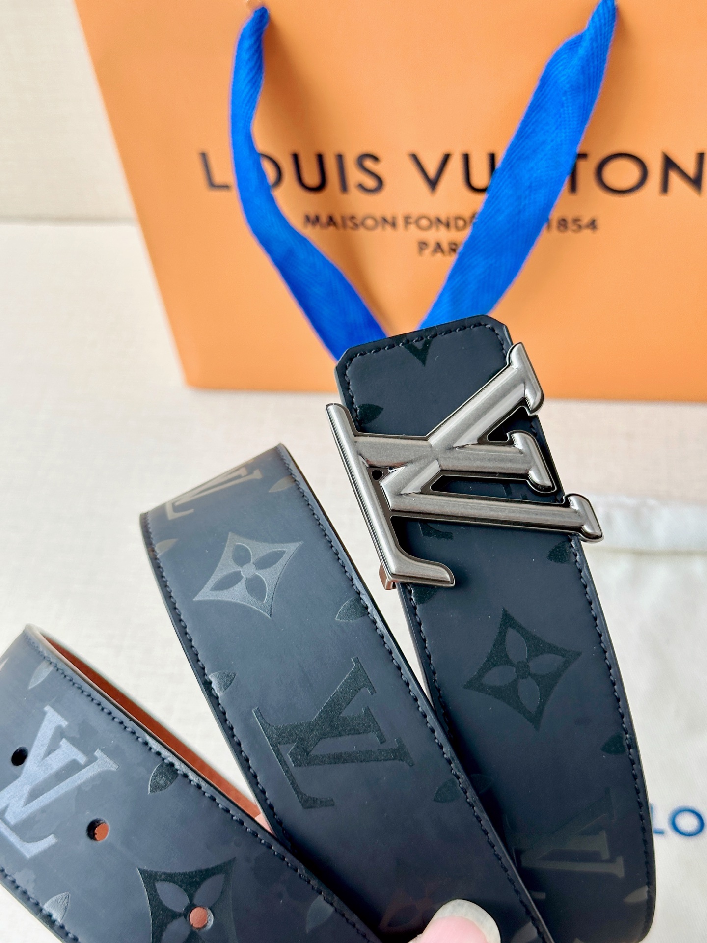 4.0宽 经过全新设计的标志性 LV Pyramide 搭扣，搭配经典配色 Monogram Illus