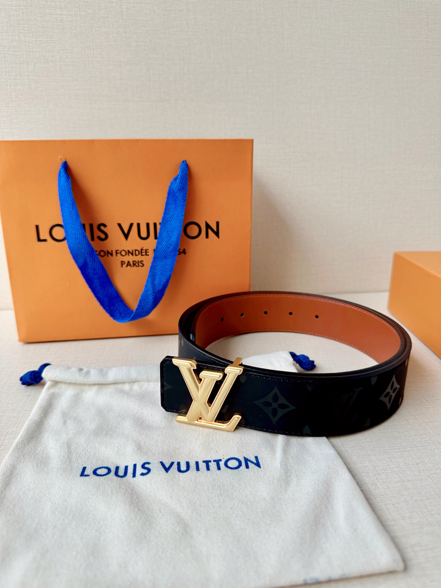 4.0宽 经过全新设计的标志性 LV Pyramide 搭扣，搭配经典配色 Monogram Illus