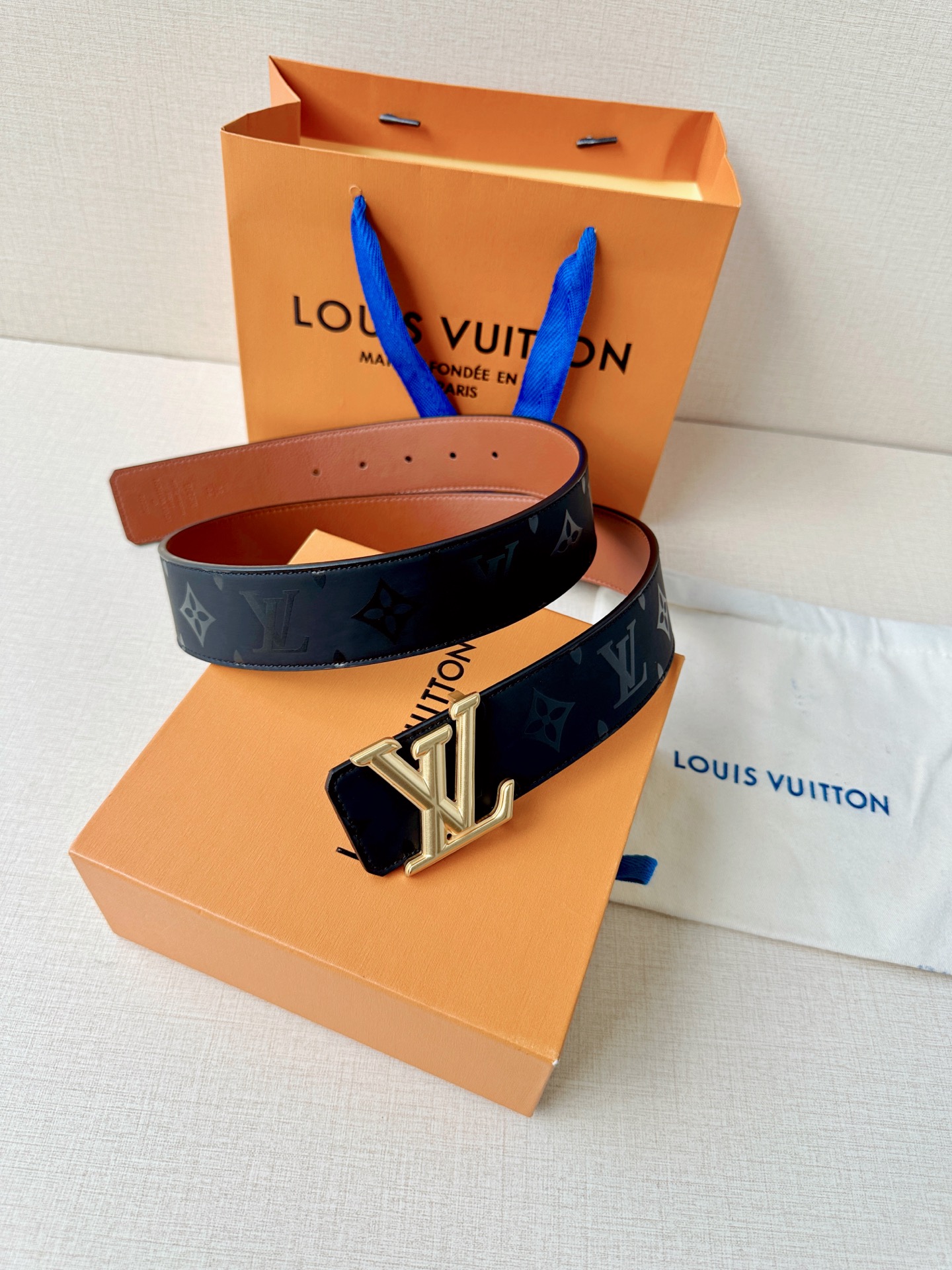 4.0宽 经过全新设计的标志性 LV Pyramide 搭扣，搭配经典配色 Monogram Illus