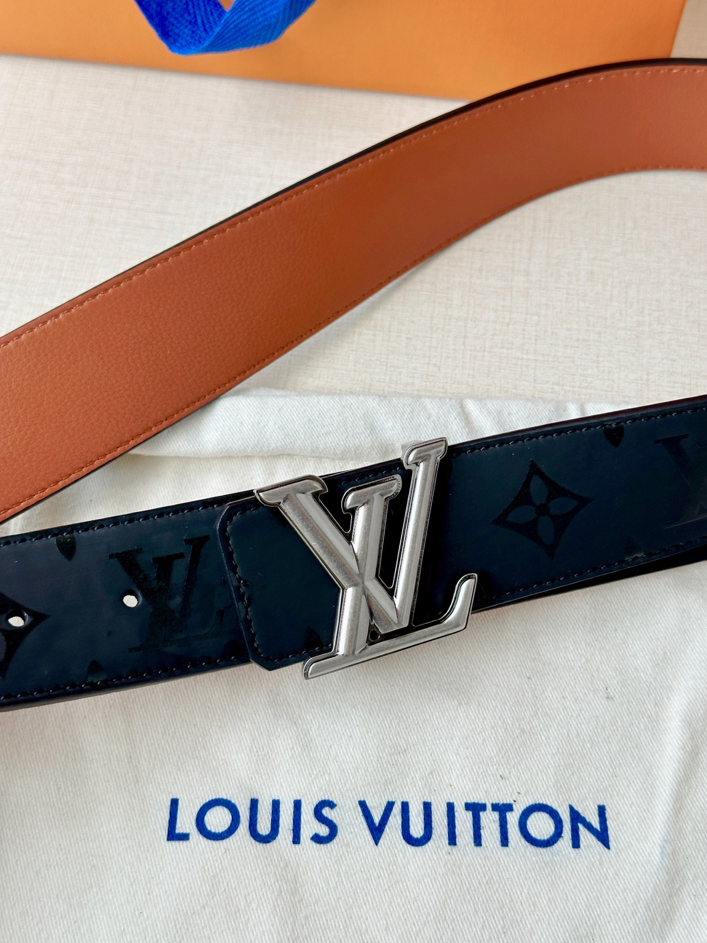 4.0宽 经过全新设计的标志性 LV Pyramide 搭扣，搭配经典配色 Monogram Illus