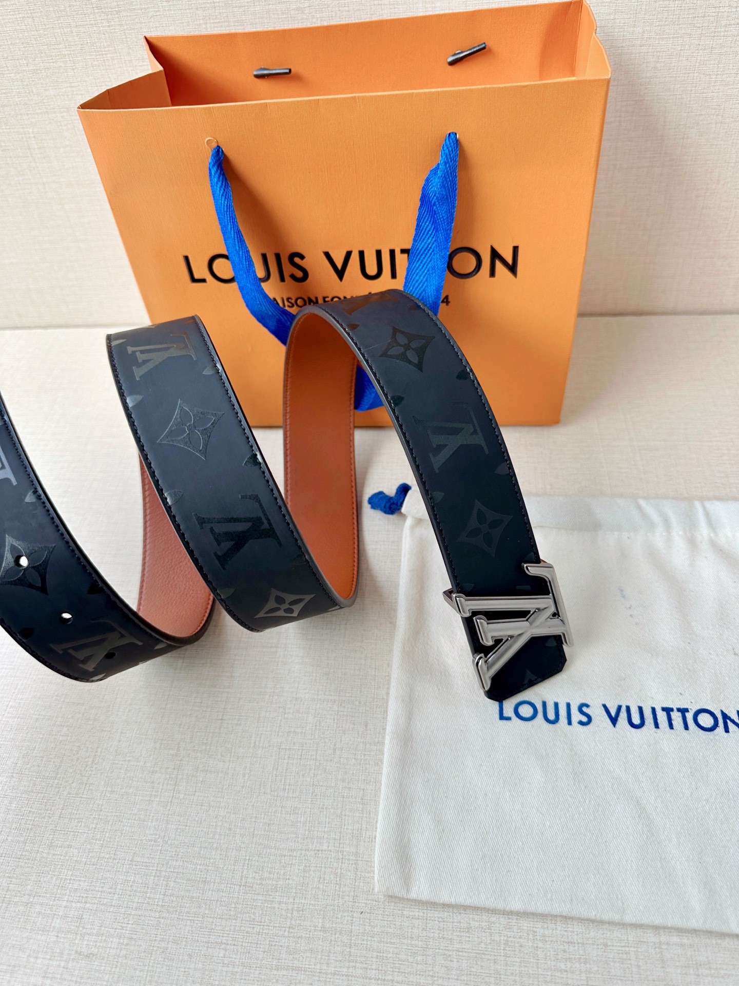 4.0宽 经过全新设计的标志性 LV Pyramide 搭扣，搭配经典配色 Monogram Illus