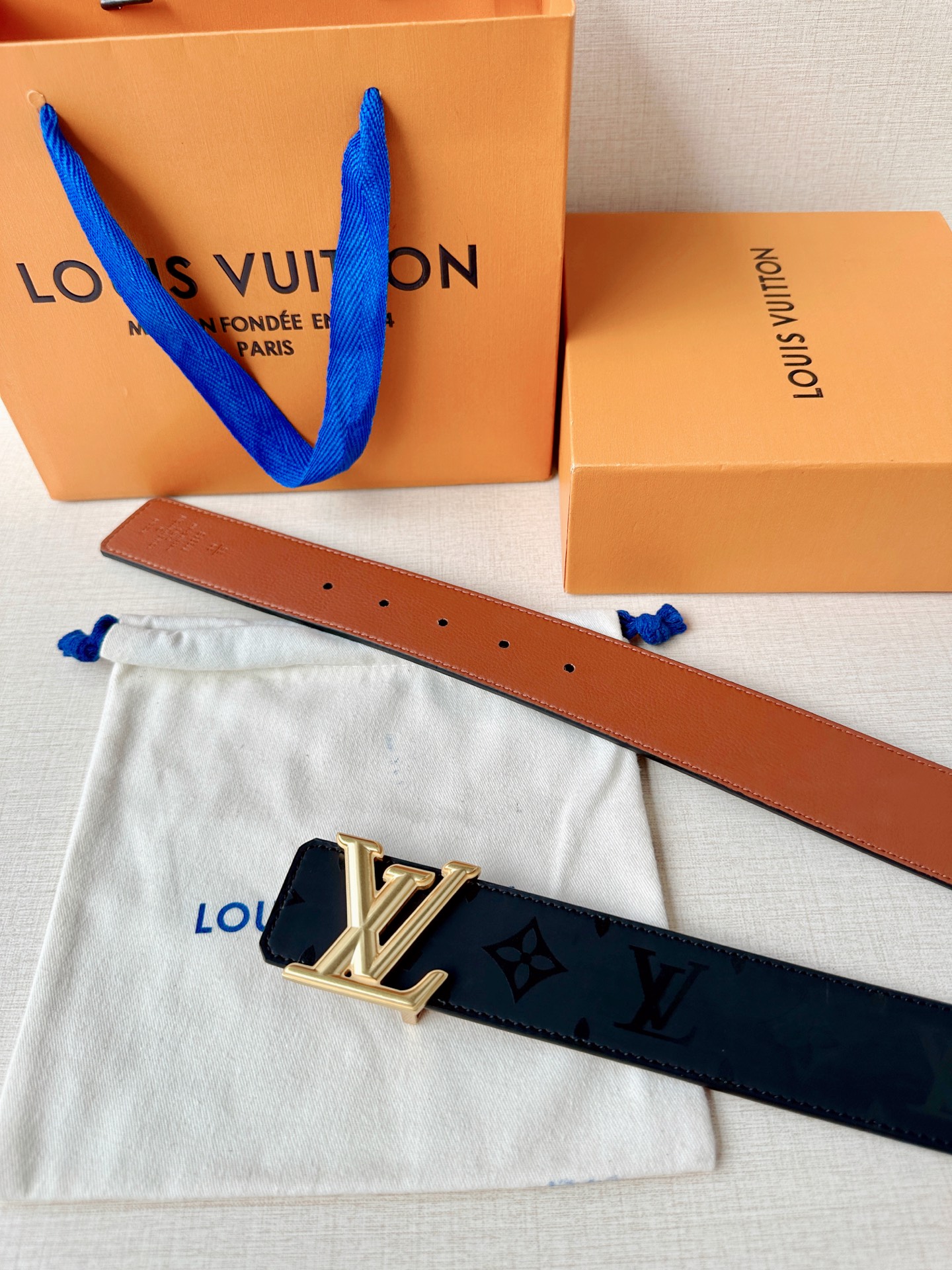 4.0宽 经过全新设计的标志性 LV Pyramide 搭扣，搭配经典配色 Monogram Illus