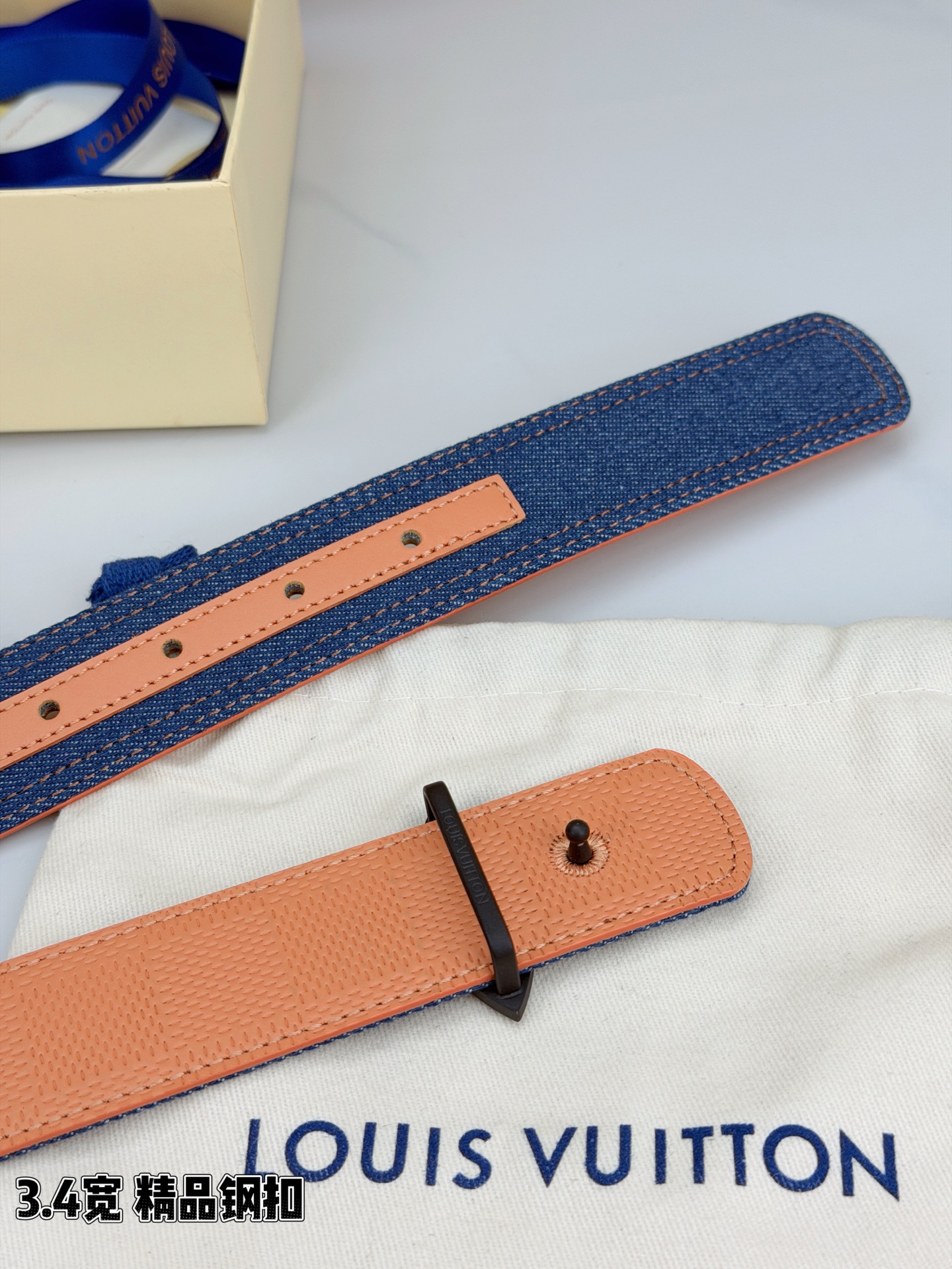 ✨ 3.4cm宽幅牛仔纹拼皮腰带，复古丹宁与细腻皮革的巧妙碰撞。精品铜扣呈交织花纹，质感厚重且光泽细腻，