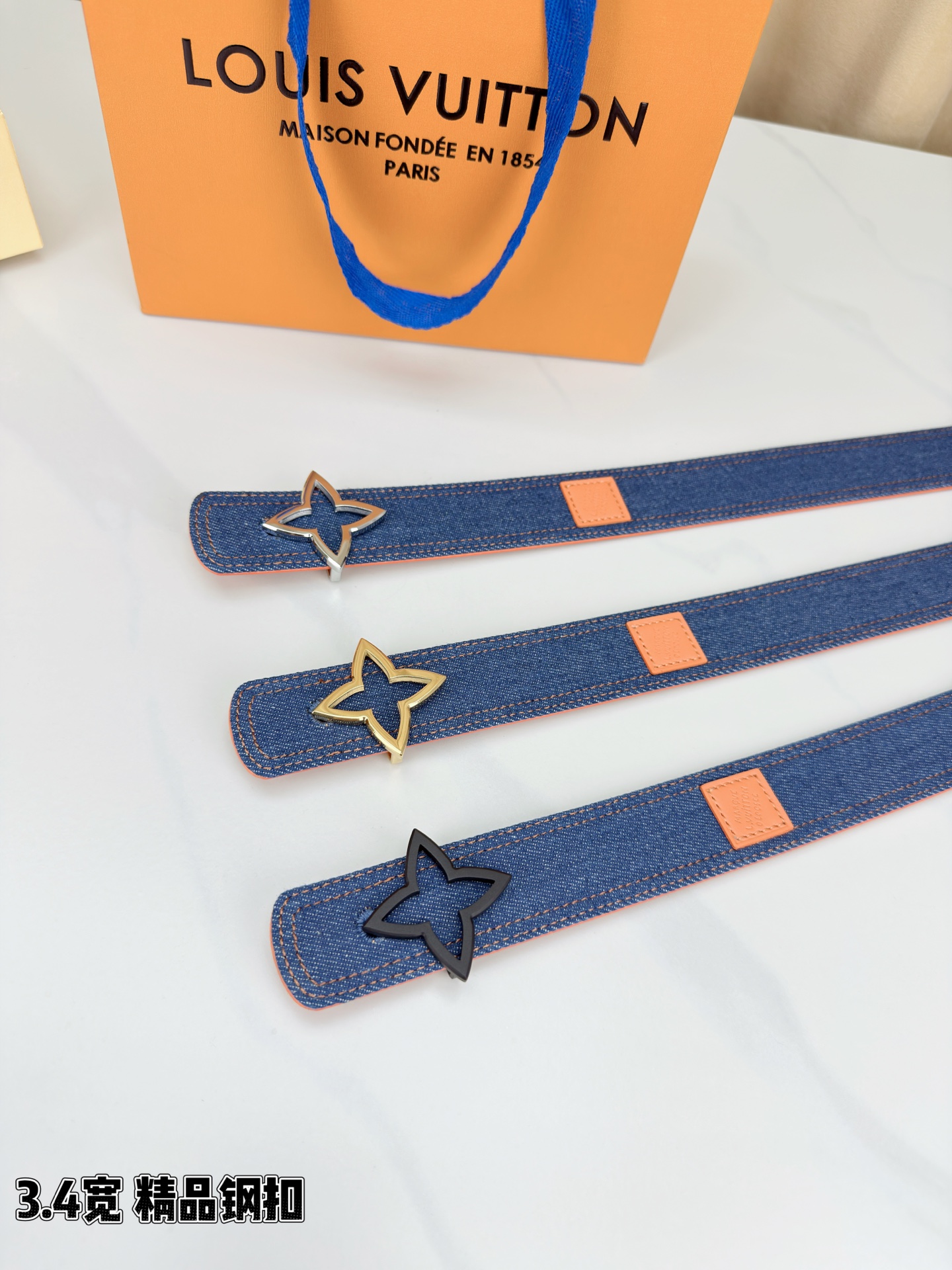 ✨ 3.4cm宽幅牛仔纹拼皮腰带，复古丹宁与细腻皮革的巧妙碰撞。精品铜扣呈交织花纹，质感厚重且光泽细腻，