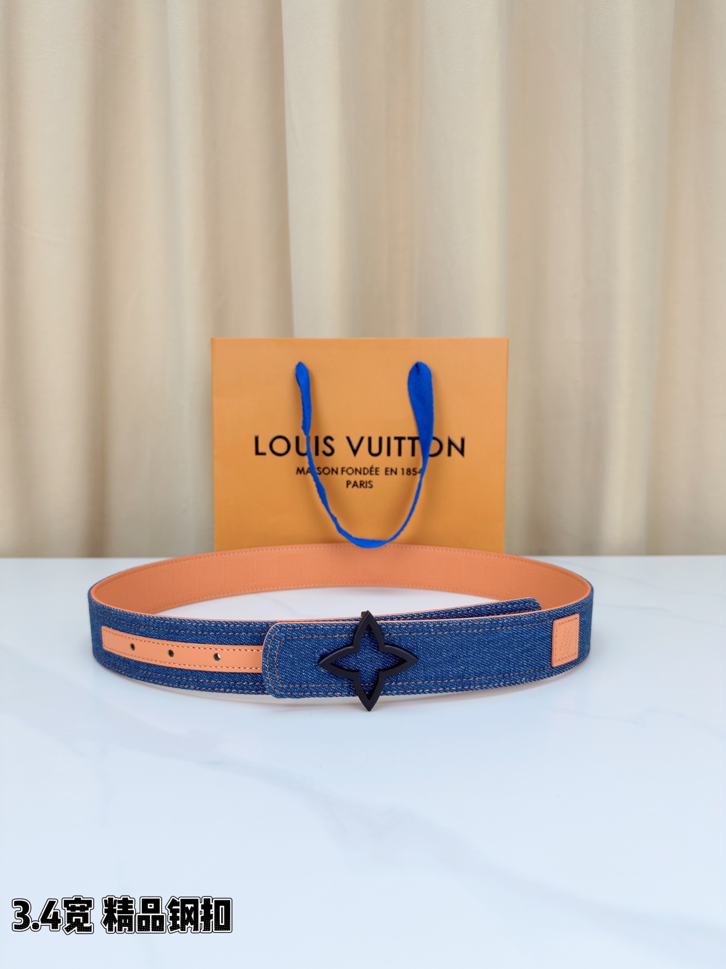 ✨ 3.4cm宽幅牛仔纹拼皮腰带，复古丹宁与细腻皮革的巧妙碰撞。精品铜扣呈交织花纹，质感厚重且光泽细腻，