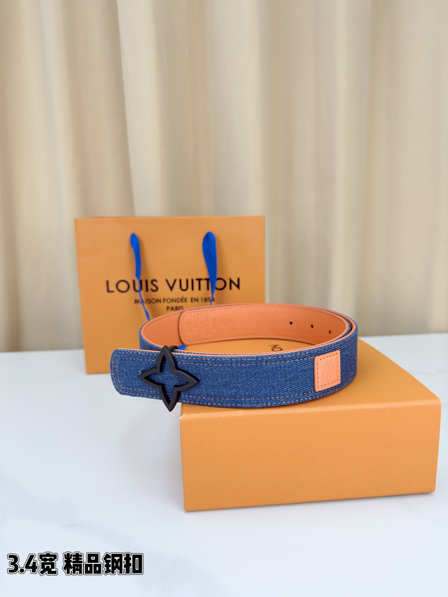 ✨ 3.4cm宽幅牛仔纹拼皮腰带，复古丹宁与细腻皮革的巧妙碰撞。精品铜扣呈交织花纹，质感厚重且光泽细腻，